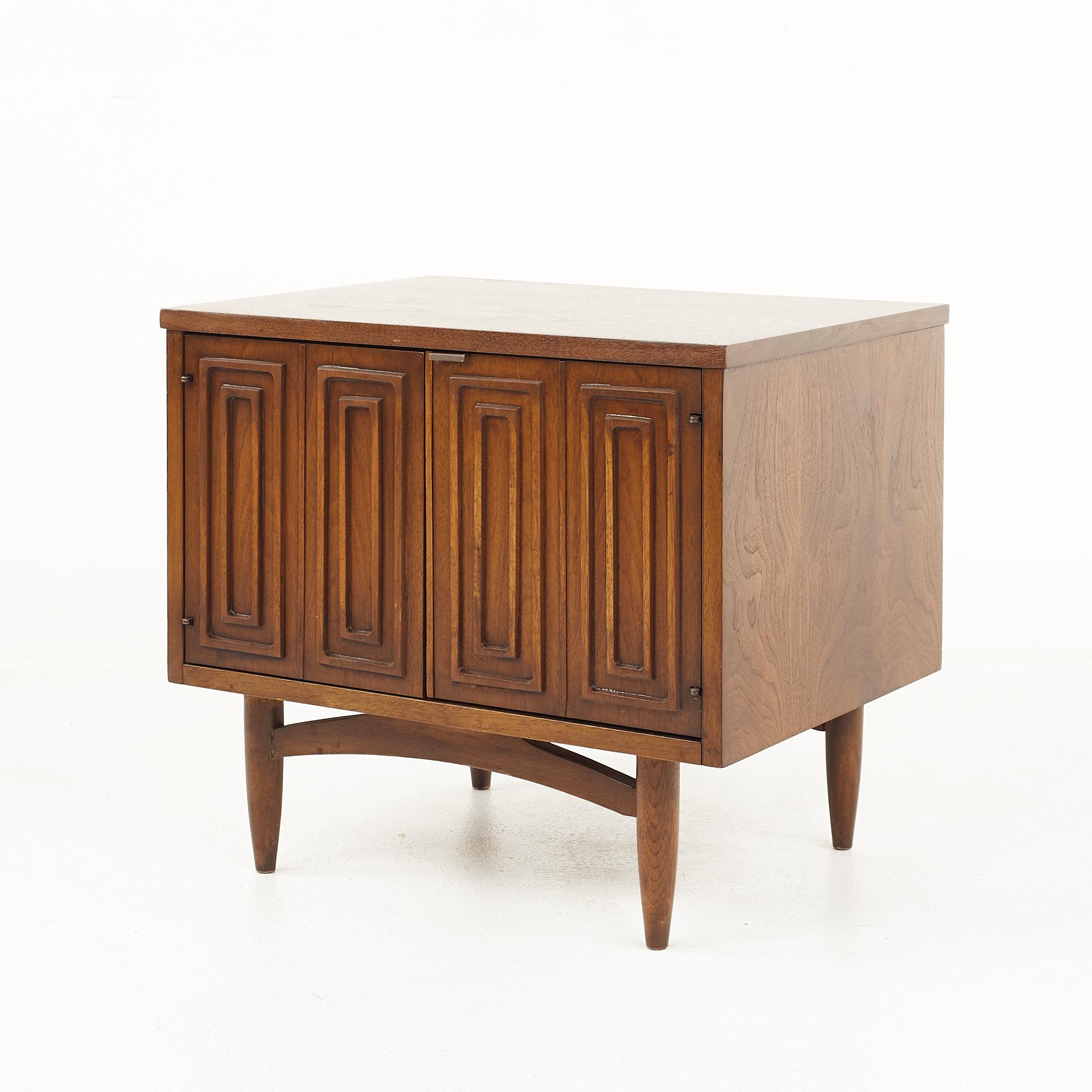 Broyhill Sculptra Brutalist Mid-Century Walnut Commode Nightstands, a Pair In Good Condition For Sale In Countryside, IL