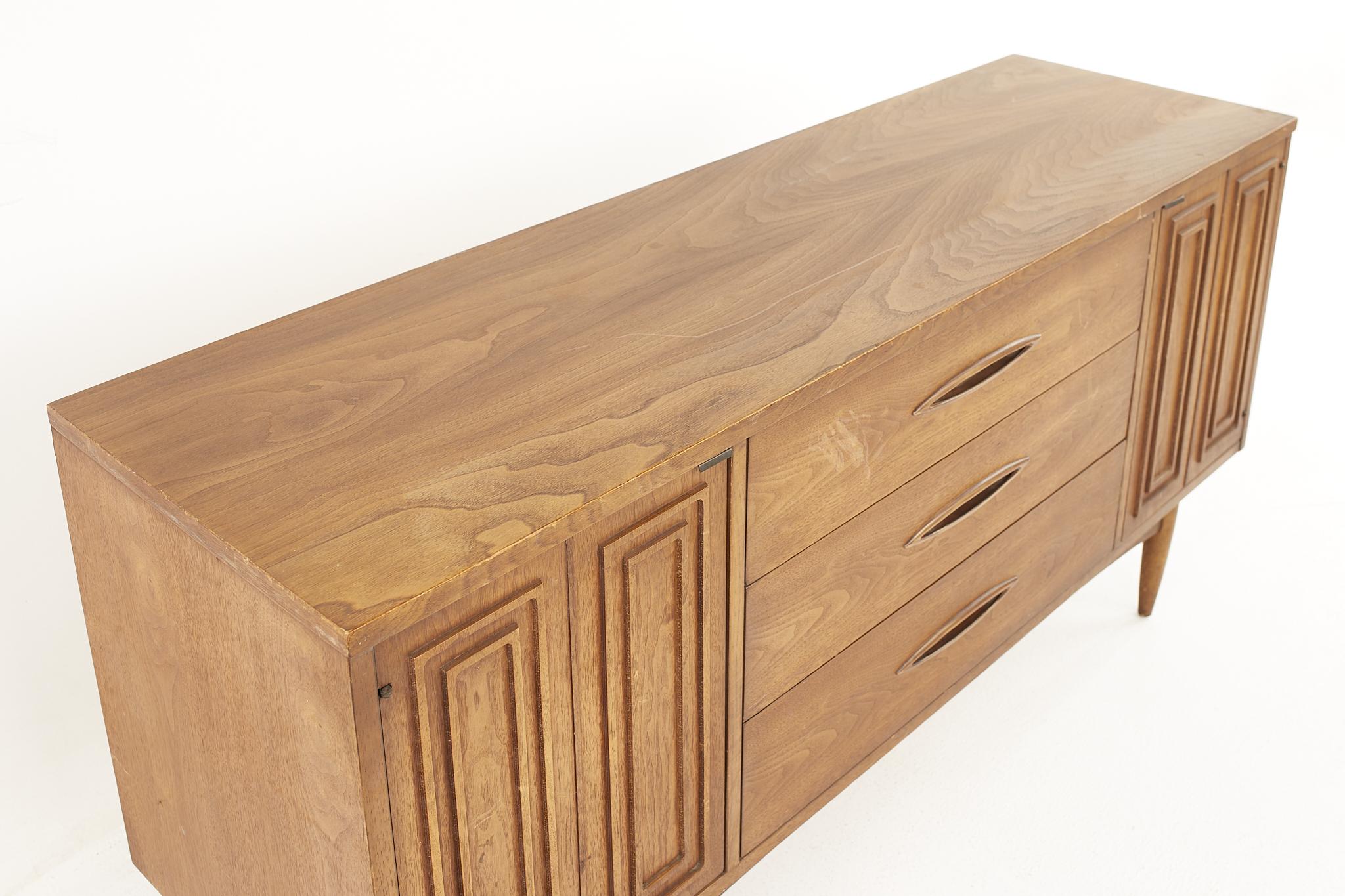 Broyhill Sculptra Brutalist Mid Century Walnut Credenza In Good Condition In Countryside, IL