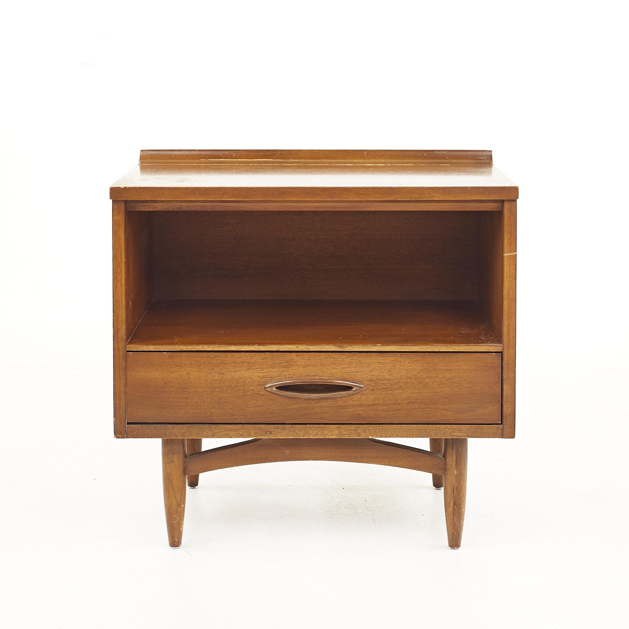 Broyhill Sculptra Brutalist Mid-Century Walnut Single Drawer Nightstand, a Pair In Good Condition In Countryside, IL