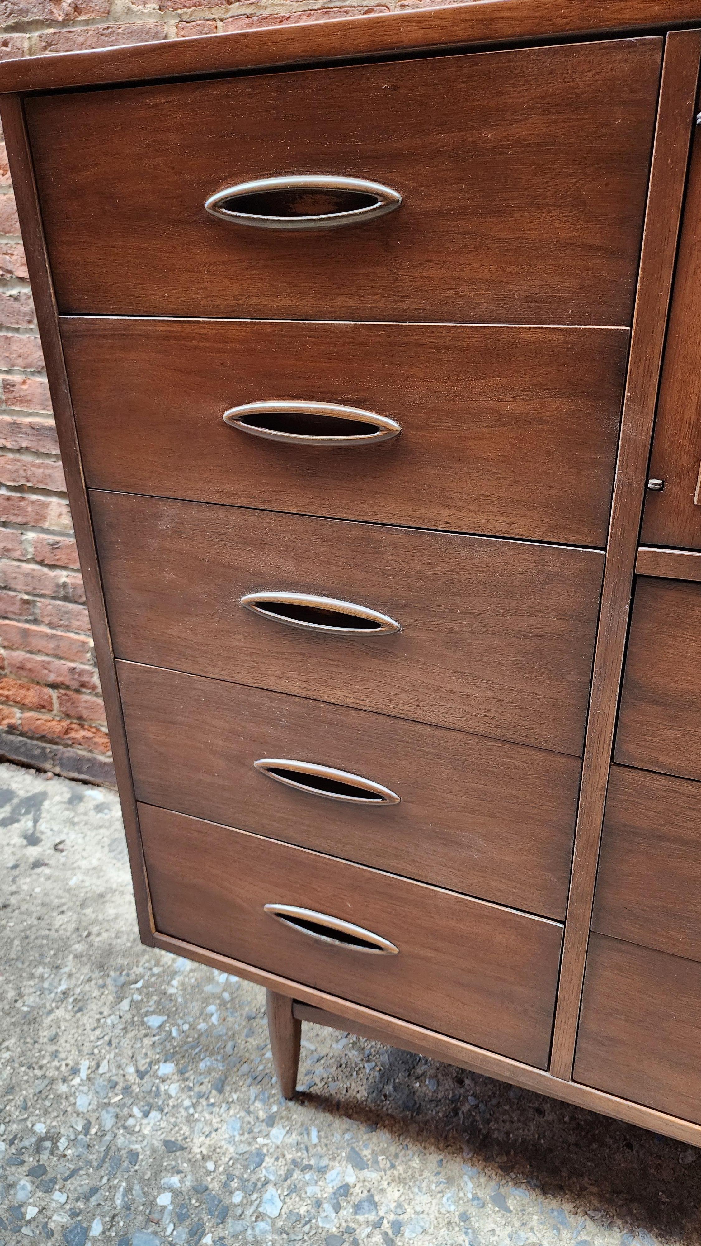 Broyhill Sculptra Magna Chest Tall Dresser Mid-Century Modern For Sale 5