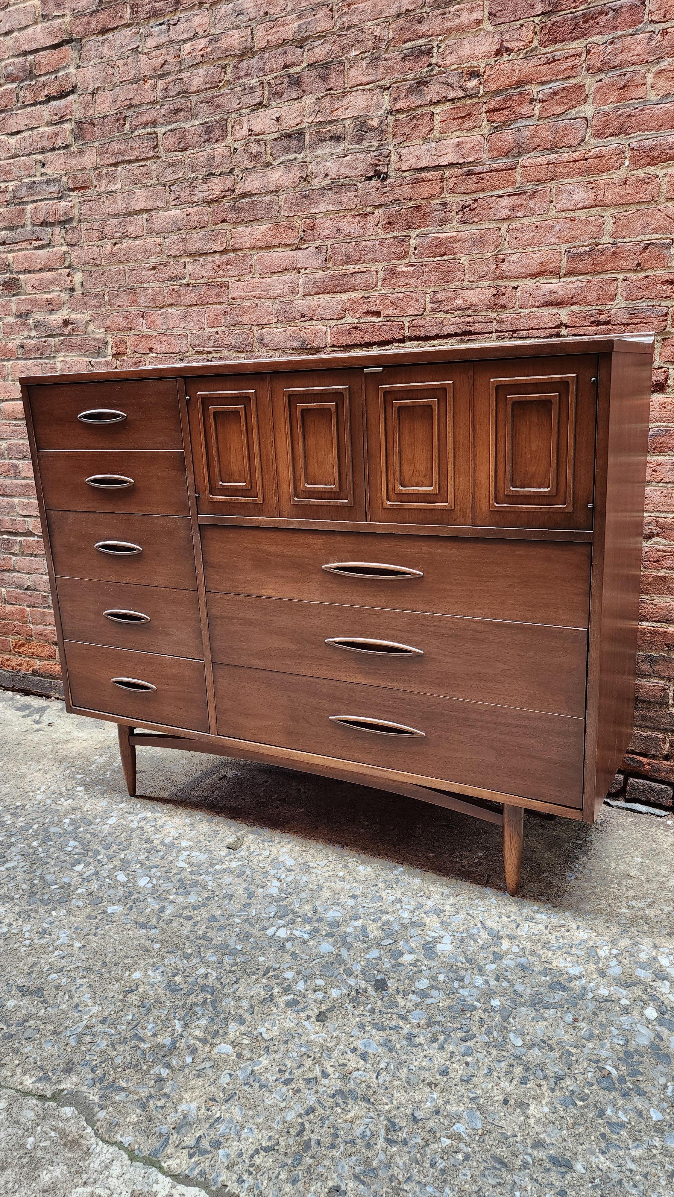 Broyhill Sculptra Magna Chest Tall Dresser Mid-Century Modern In Good Condition For Sale In Frederick, MD