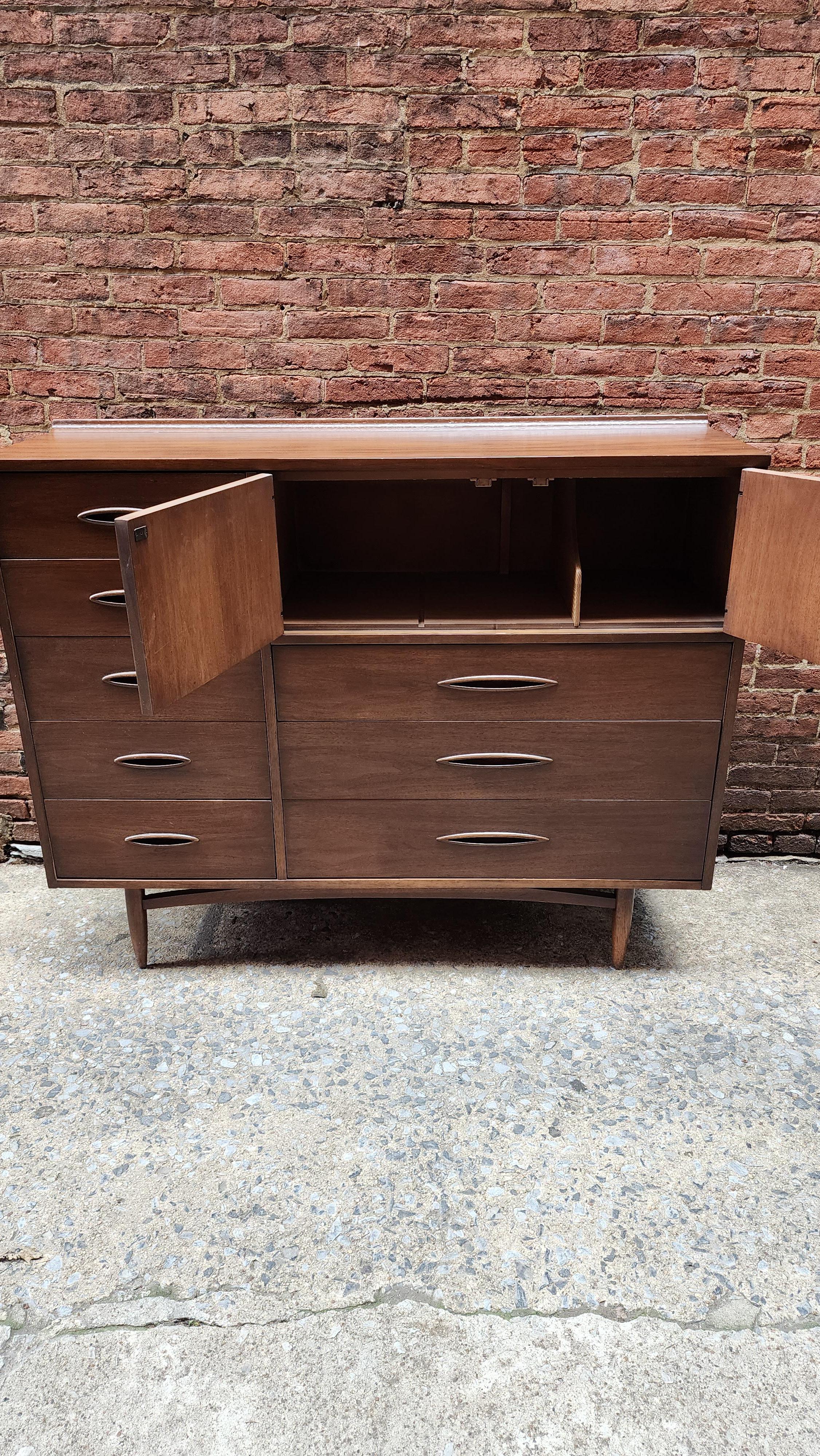 20th Century Broyhill Sculptra Magna Chest Tall Dresser Mid-Century Modern For Sale
