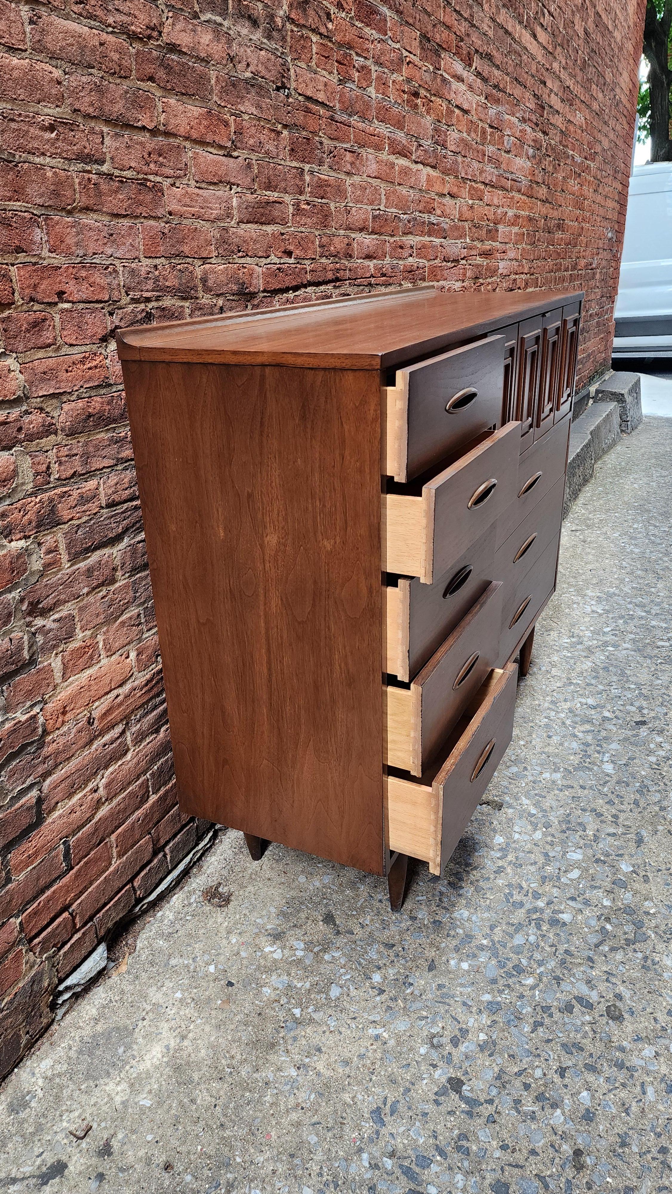 Broyhill Sculptra Magna Chest Tall Dresser Mid-Century Modern For Sale 1