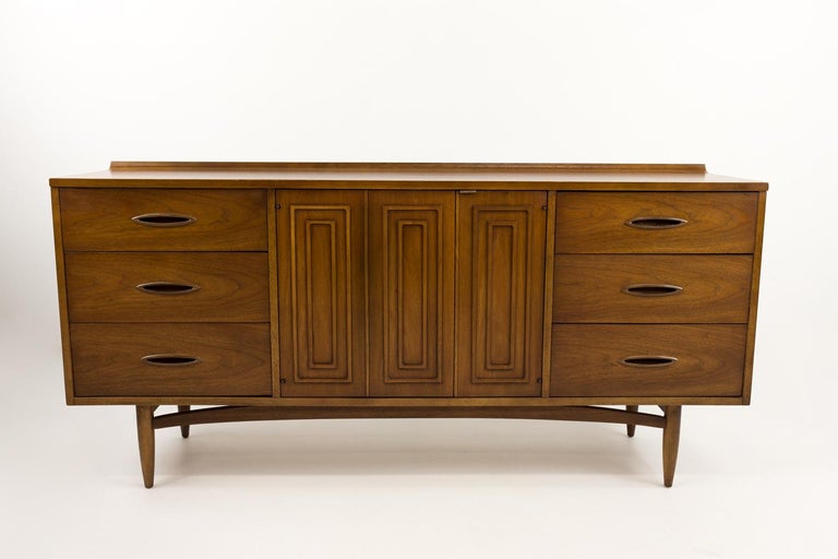 Broyhill Sculptra mid century 9 drawer lowboy dresser or buffet

This piece measures: 66 wide x 17 deep x 30.5 inches high

?All pieces of furniture can be had in what we call restored vintage condition. That means the piece is restored upon