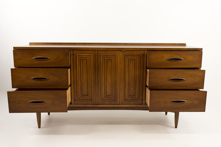 Broyhill Sculptra Mid Century 9 Drawer Lowboy Dresser or Buffet In Good Condition For Sale In Countryside, IL