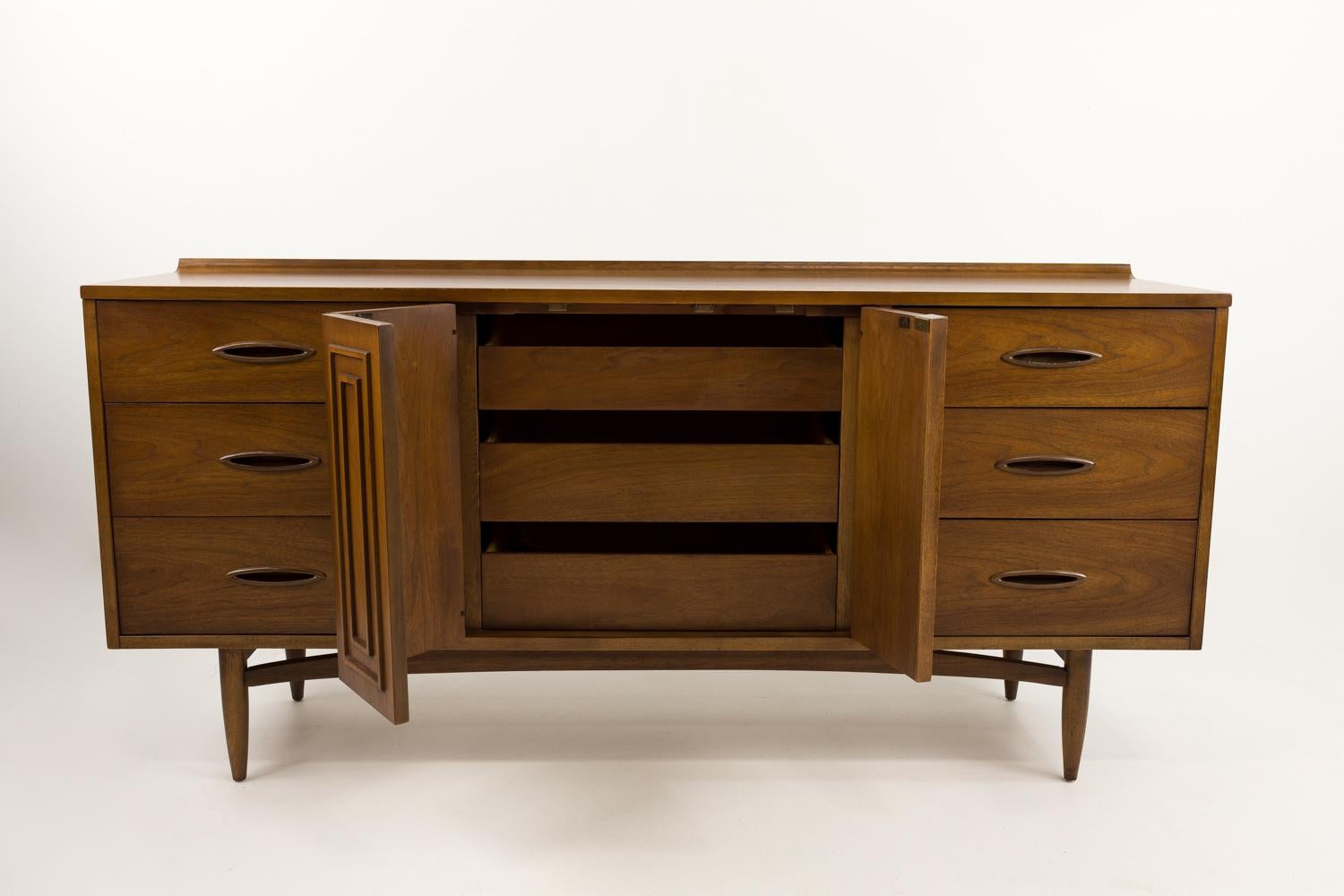 Broyhill Sculptra Mid Century 9 Drawer Lowboy Dresser or Buffet In Good Condition In Countryside, IL