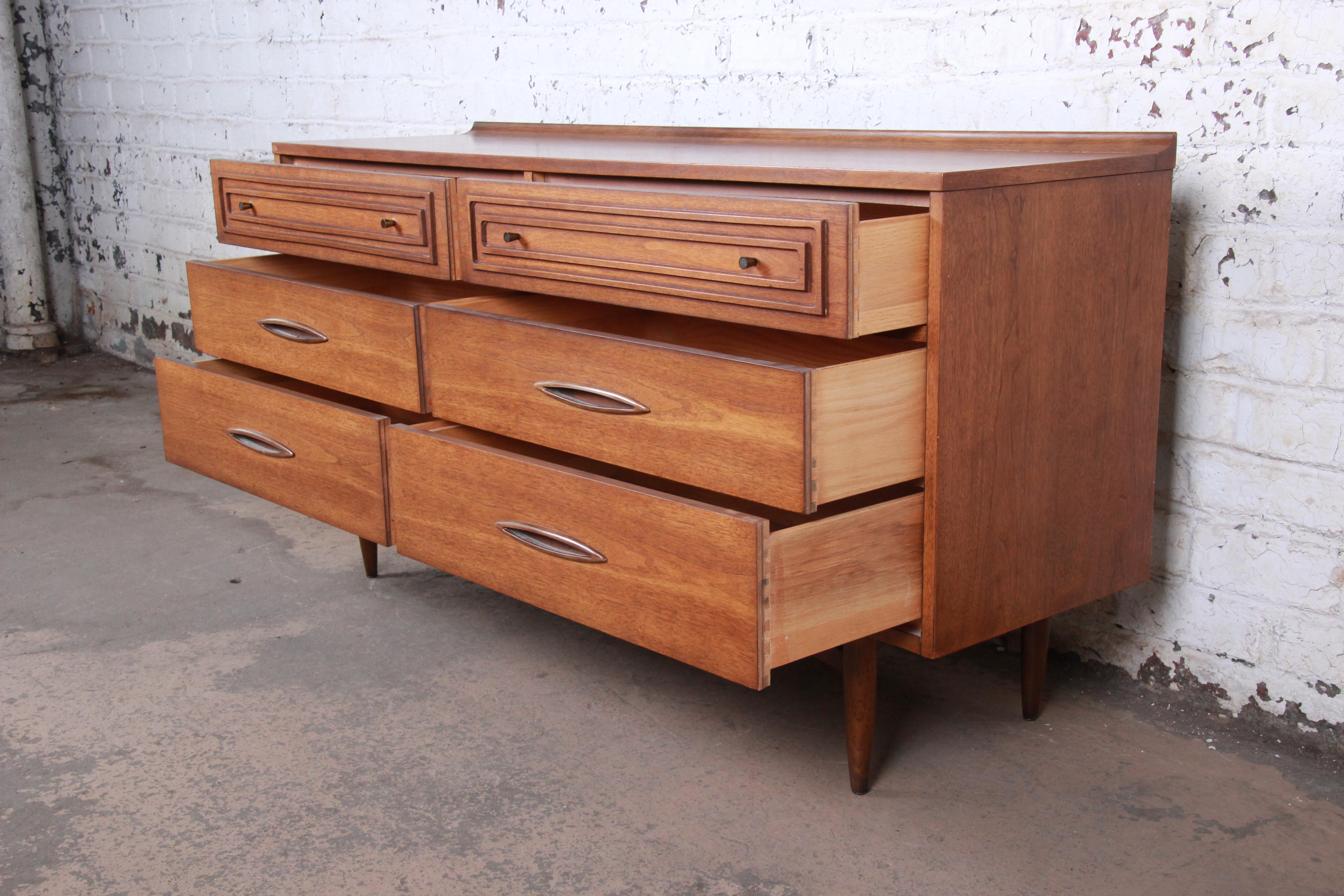 Broyhill Sculptra Mid-Century Modern Walnut Dresser or Credenza, 1960s In Good Condition In South Bend, IN