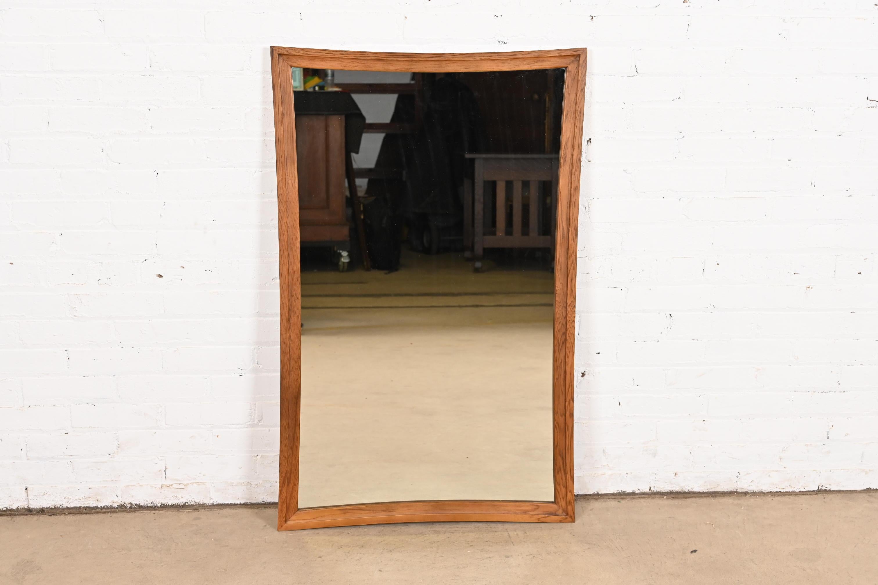 Miroir mural encadré en noyer sculpté, élégant et moderne du milieu du siècle dernier.

Par Broyhill, Collection 