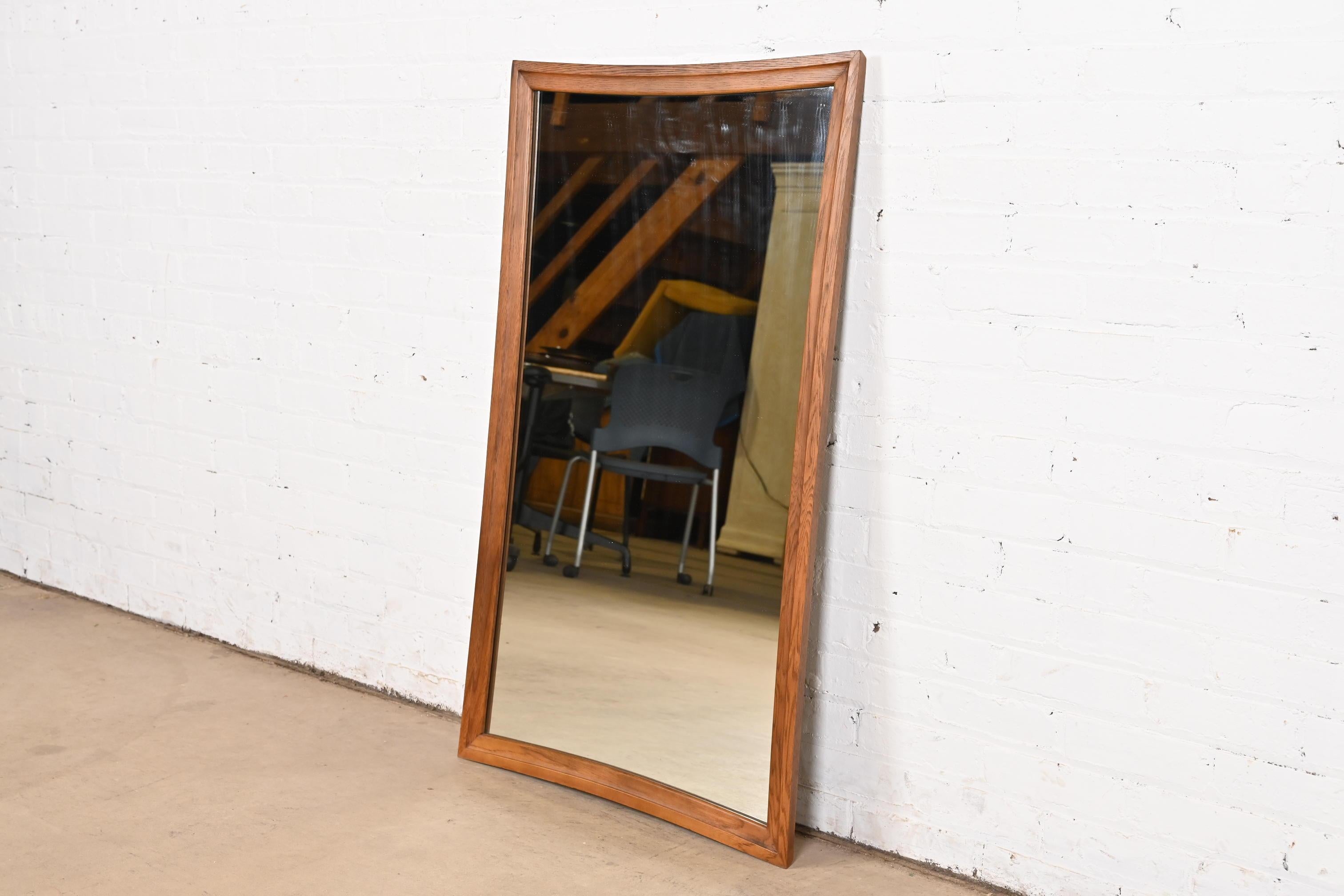 Américain Miroir mural encadré en noyer, Broyhill, Mid-Century Modernity, années 1960 en vente