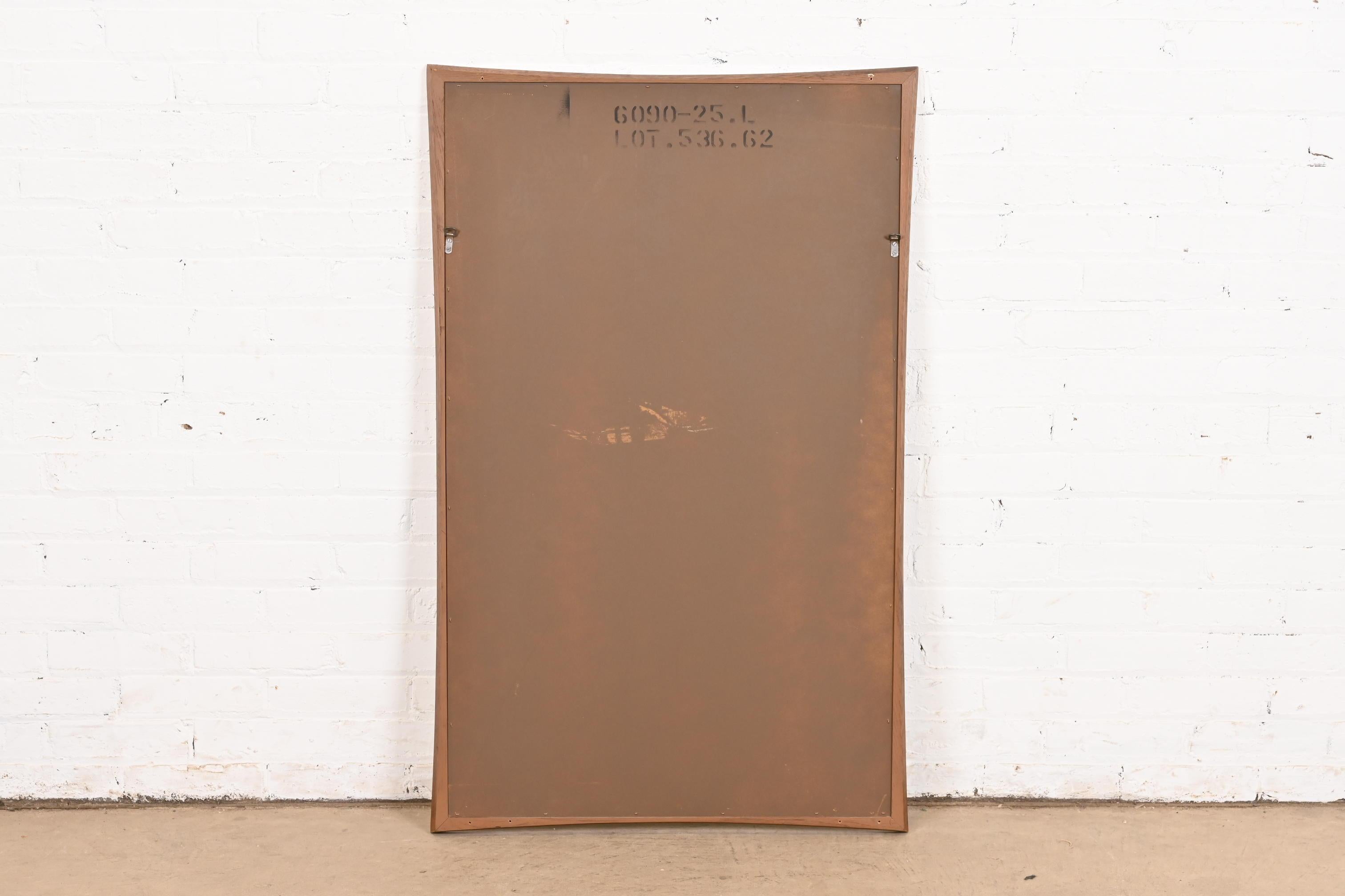 Miroir mural encadré en noyer, Broyhill, Mid-Century Modernity, années 1960 en vente 4
