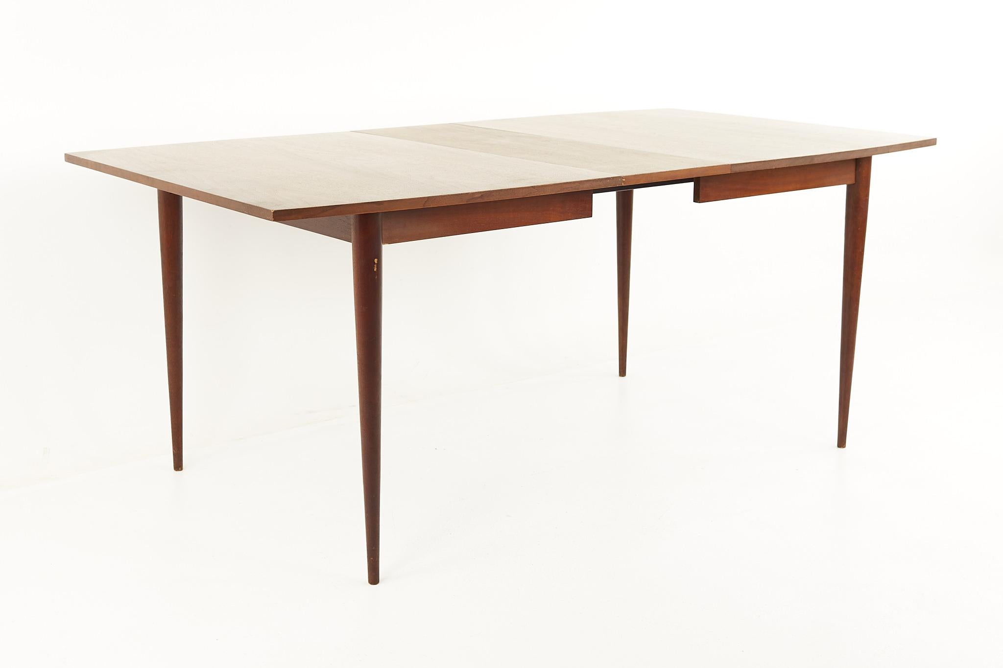 Broyhill Sculptra Mid Century Walnut Dining Table with 3 Leaves In Good Condition For Sale In Countryside, IL