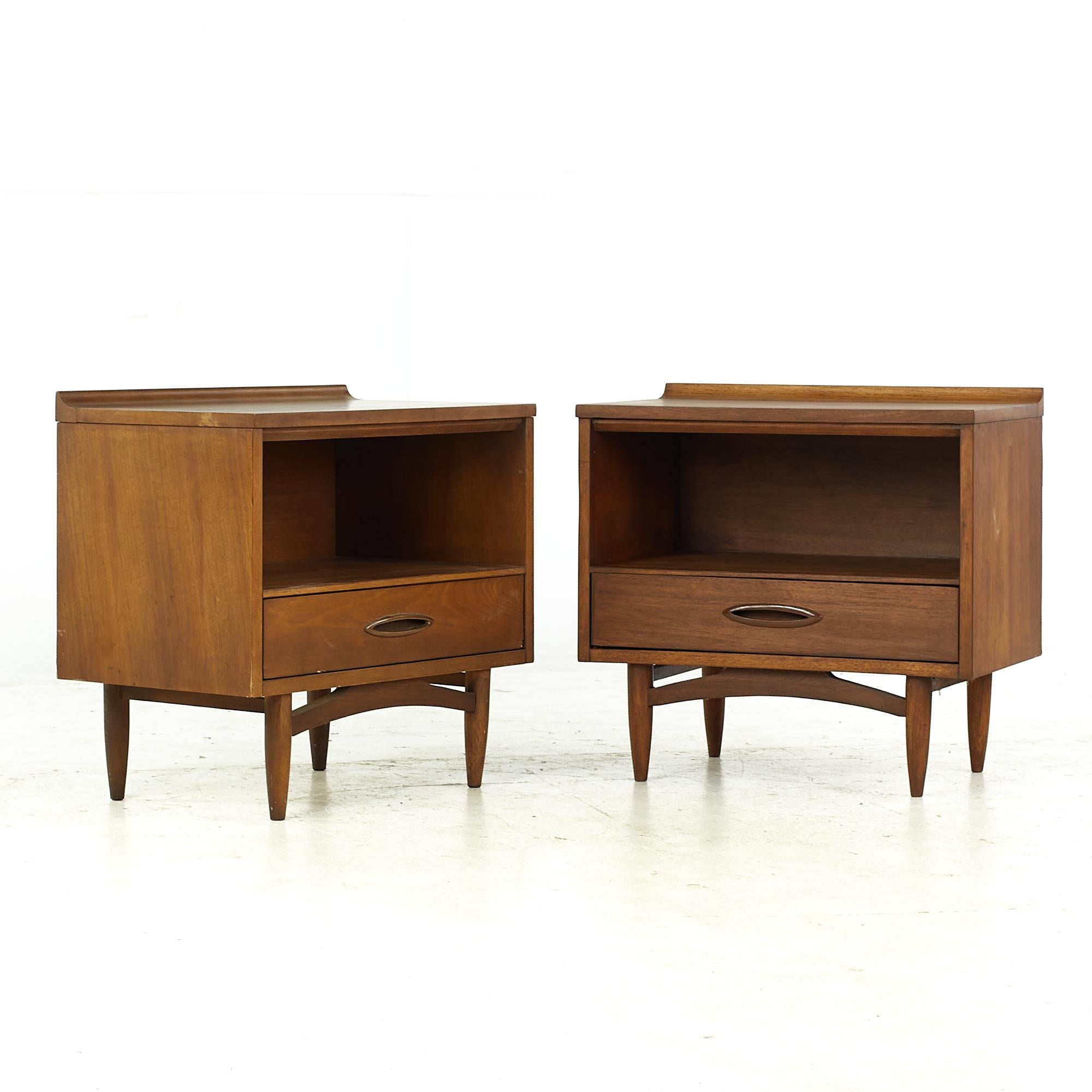 Broyhill sculptra midcentury Walnut nightstand - pair

Each nightstand measures: 24 wide x 15 deep x 22.5 inches high

All pieces of furniture can be had in what we call restored vintage condition. That means the piece is restored upon purchase