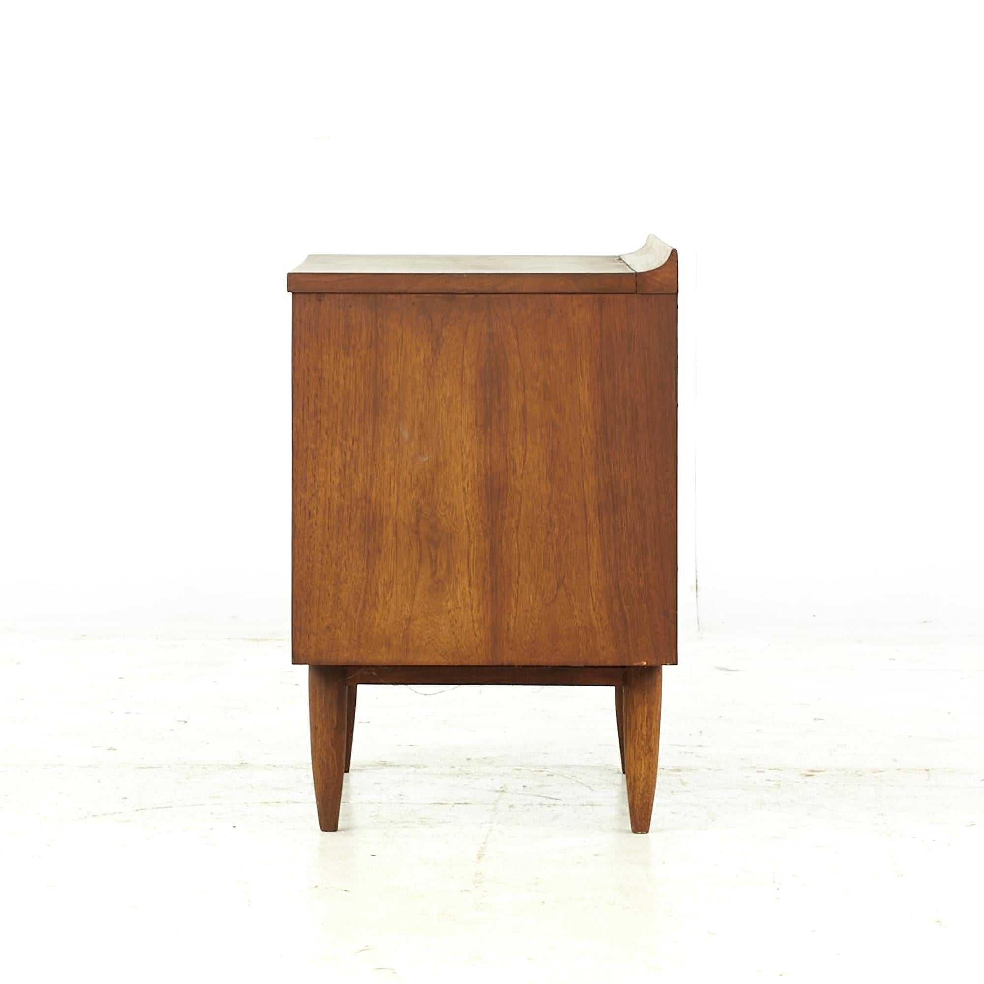 Broyhill Sculptra Midcentury Walnut Nightstand, Pair In Good Condition For Sale In Countryside, IL