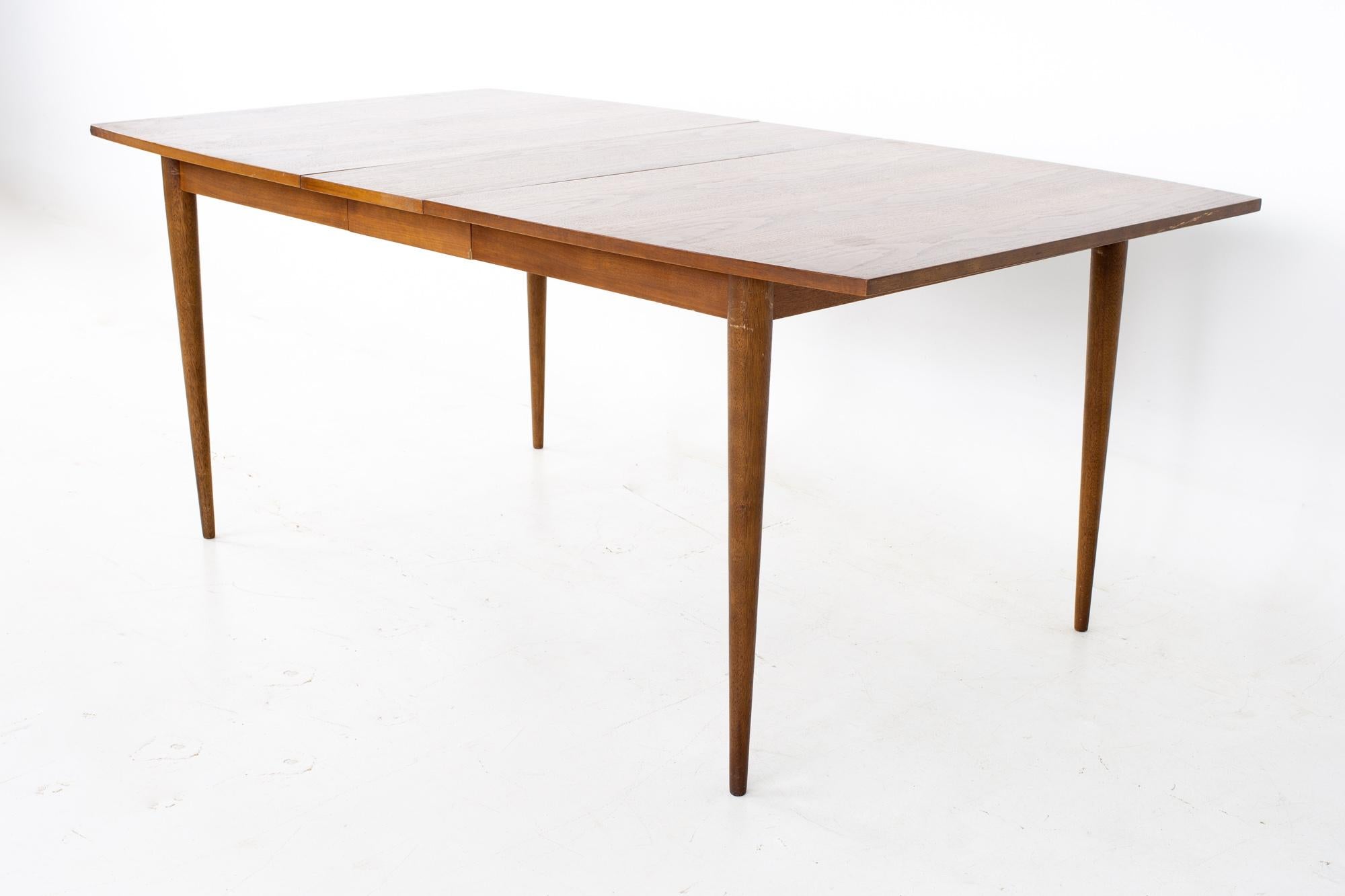 Broyhill Sculptra Mid Century Walnut Surfboard Expanding Dining Table 2 Leaves In Good Condition In Countryside, IL