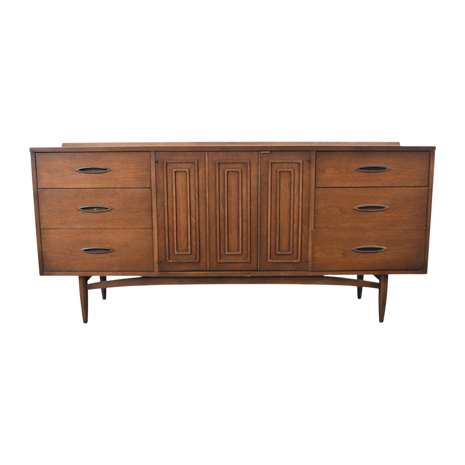 Broyhill Sculptra Comò basso a nove cassetti in noce Mid Century Modern 1960