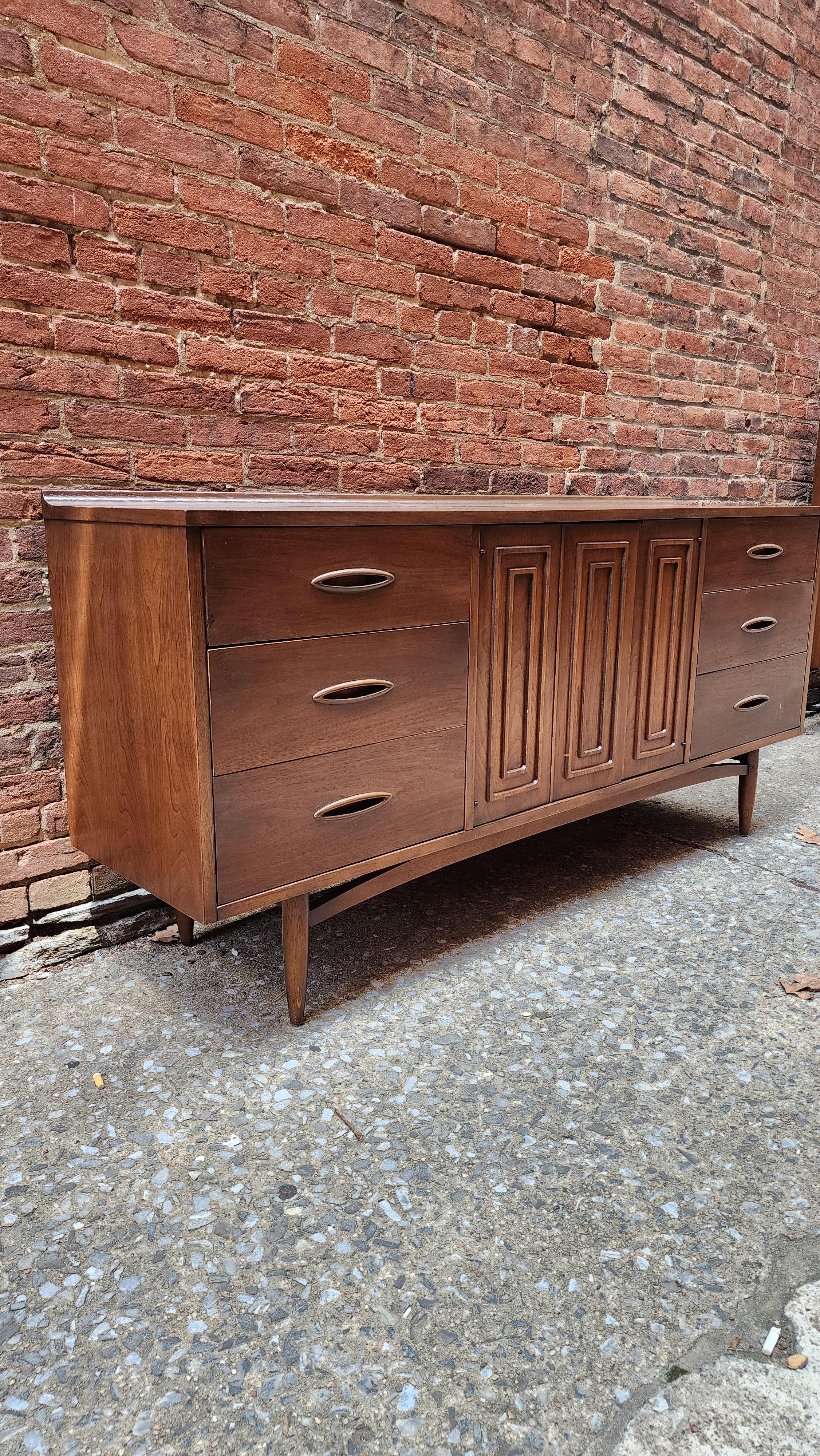 Broyhill Sculptra Walnut Low Dresser Mid-Century Modern In Good Condition For Sale In Frederick, MD