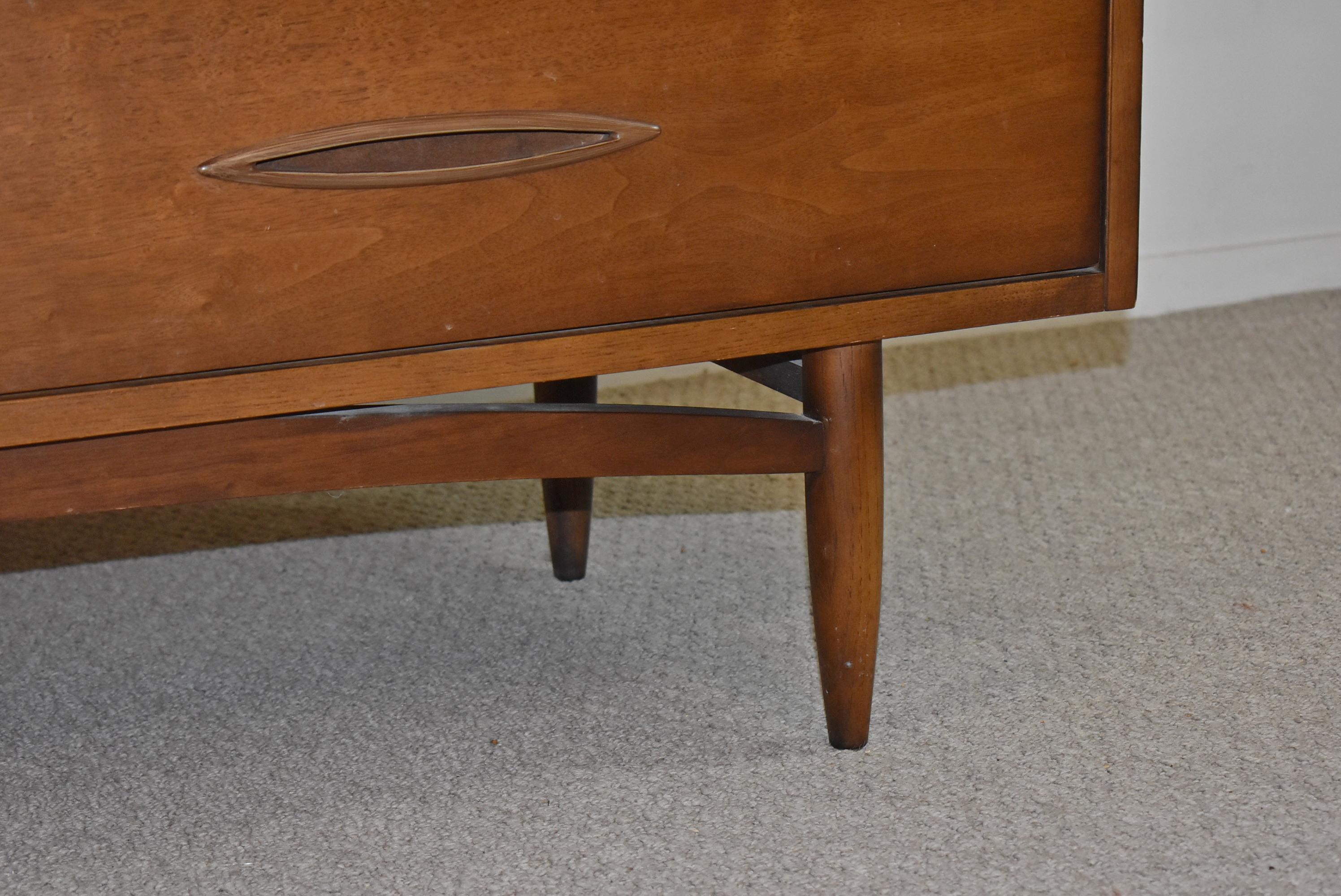 Late 20th Century Broyhill Sulptra Dresser For Sale