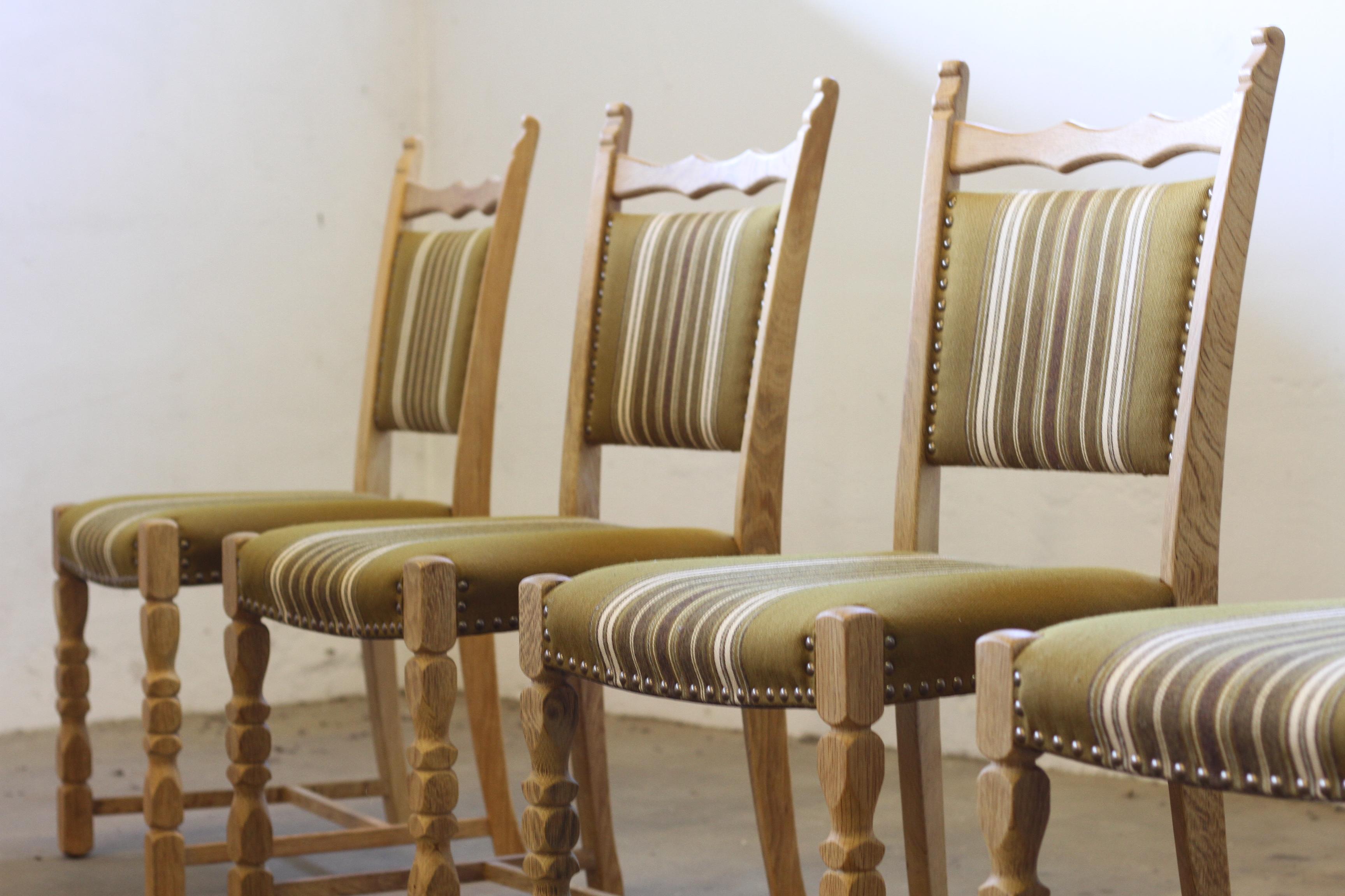 Metà XX secolo Sedie da pranzo moderne danesi Brualist in Oak nello stile di Henning Kjærnulf, anni '60 in vendita