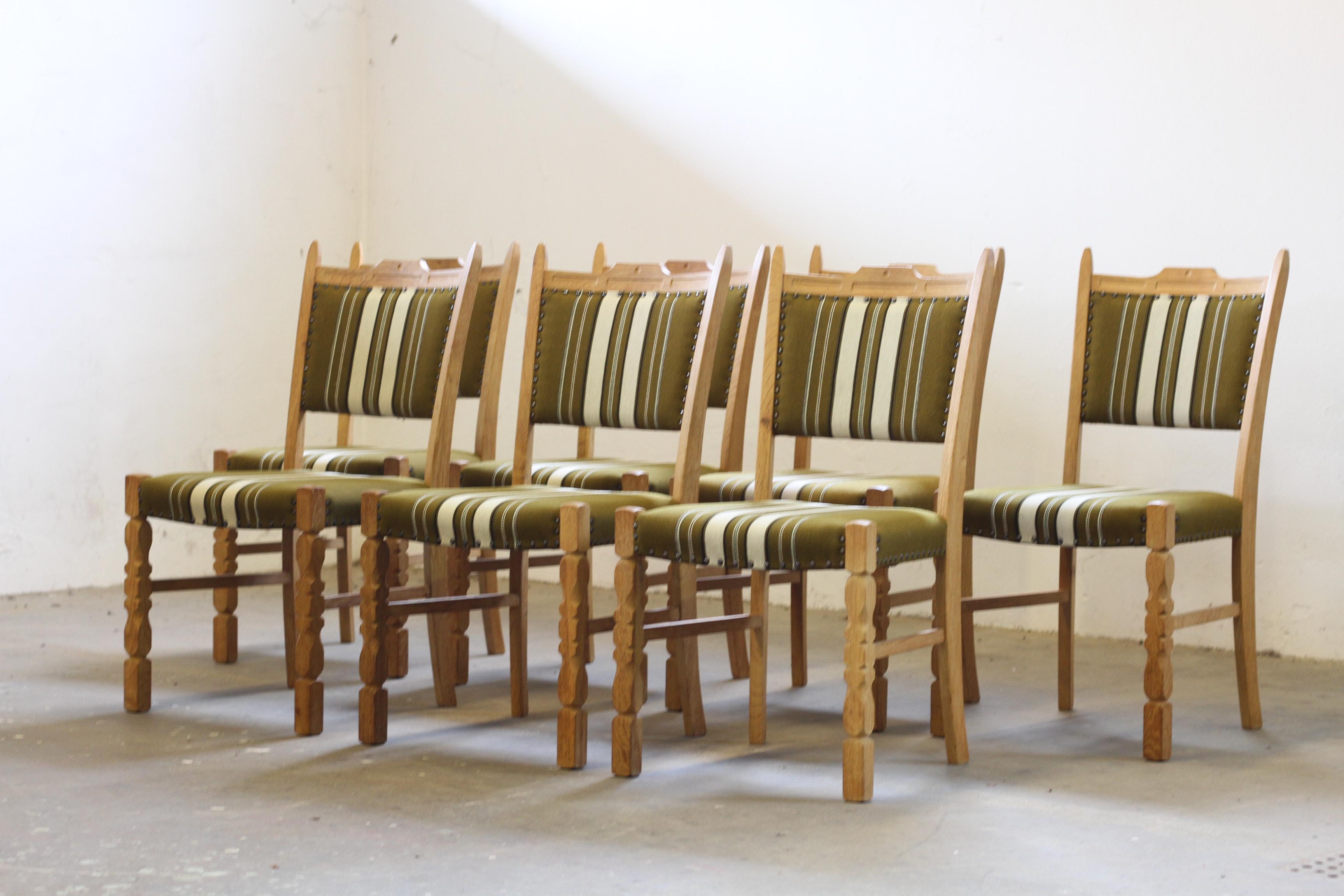 Mid-Century moderno Sedie da pranzo danesi nordiche Brualist in Oak nello stile di Henning Kjærnulf, anni '60 in vendita