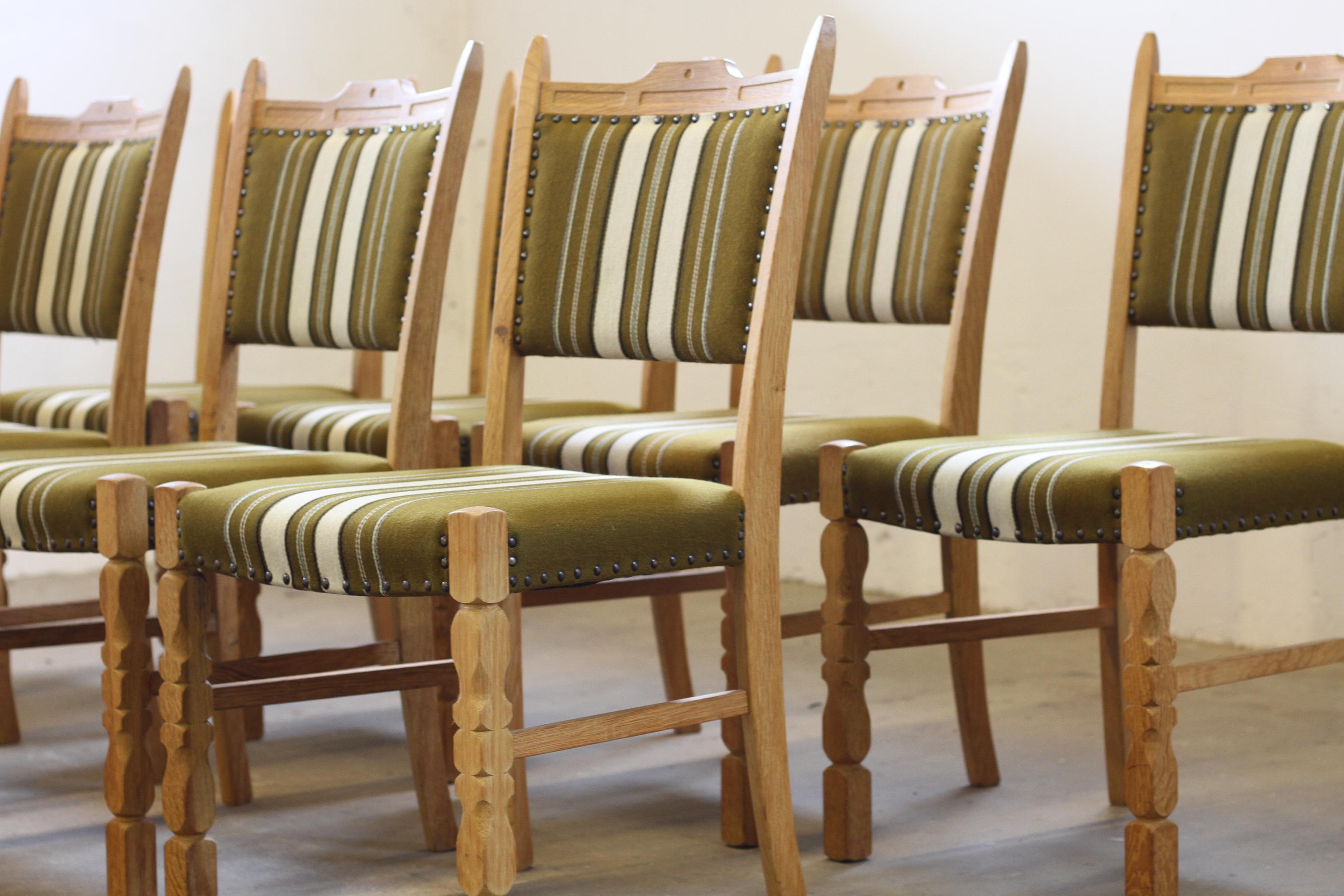 Metà XX secolo Sedie da pranzo danesi nordiche Brualist in Oak nello stile di Henning Kjærnulf, anni '60 in vendita