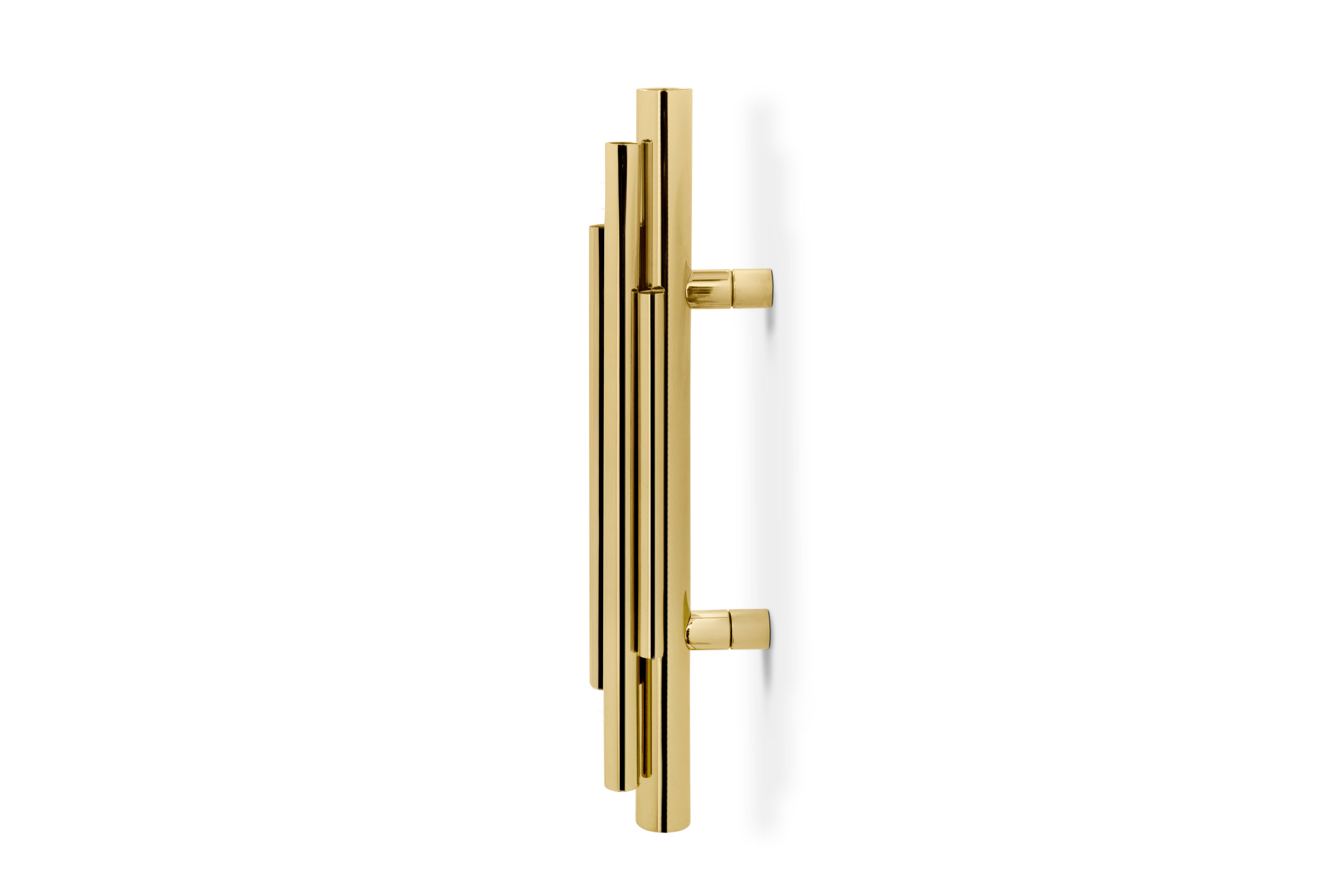 Los herrajes para armarios Brubeck se componen de tubos asimétricos de latón pulido, creando una serie artística de tiradores para muebles y puertas. Este tirador de armario se inspira en las lámparas más lujosas de Deligthfull. Adorna tus diseños