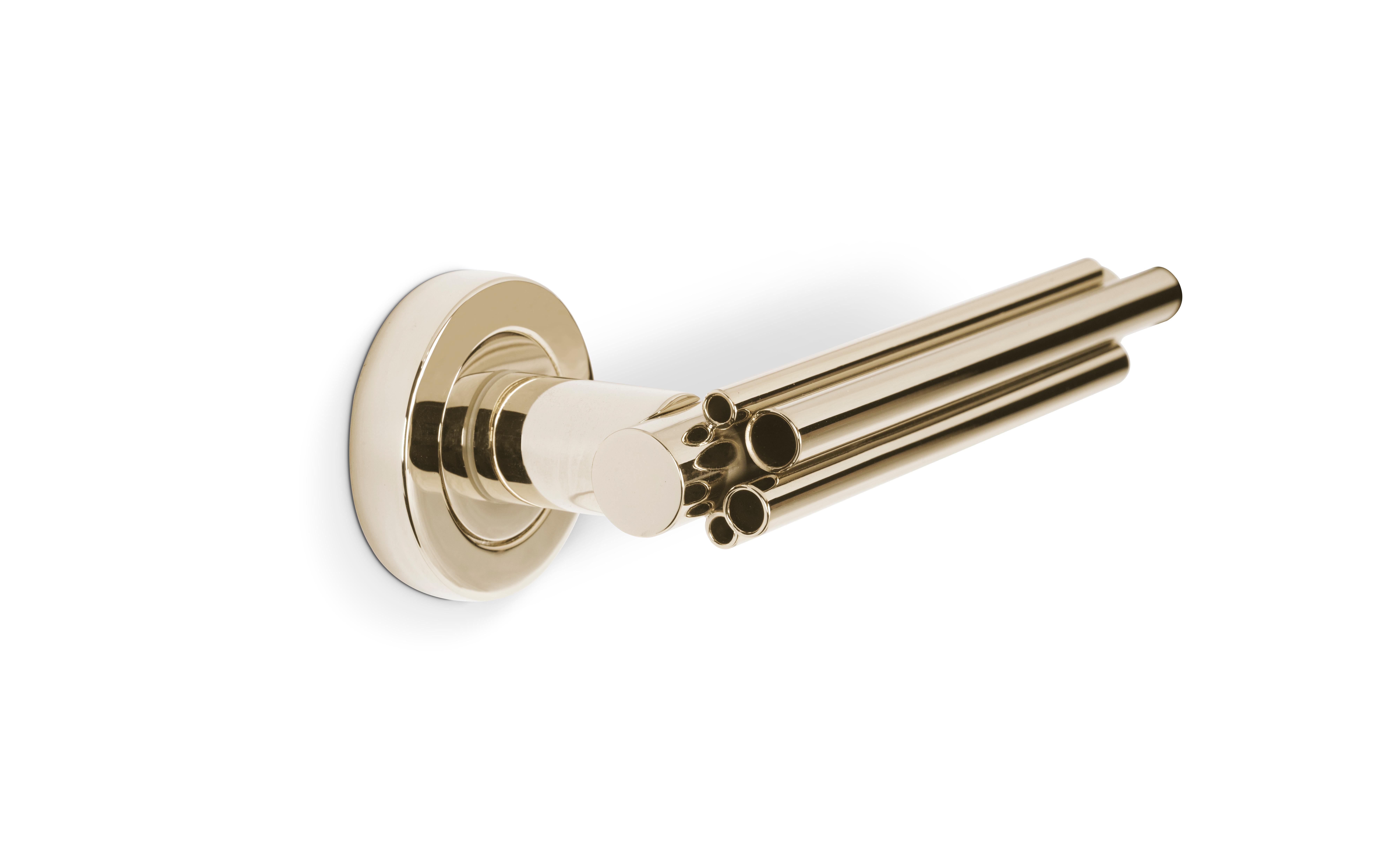 Tubos asimétricos de latón pulido componen esta artística serie de herrajes para muebles y puertas, inspirados en las lámparas más lujosas de Deligthfull. Adorna tus diseños, puertas, armarios y muebles con la palanca de puerta Brubeck.

Este
