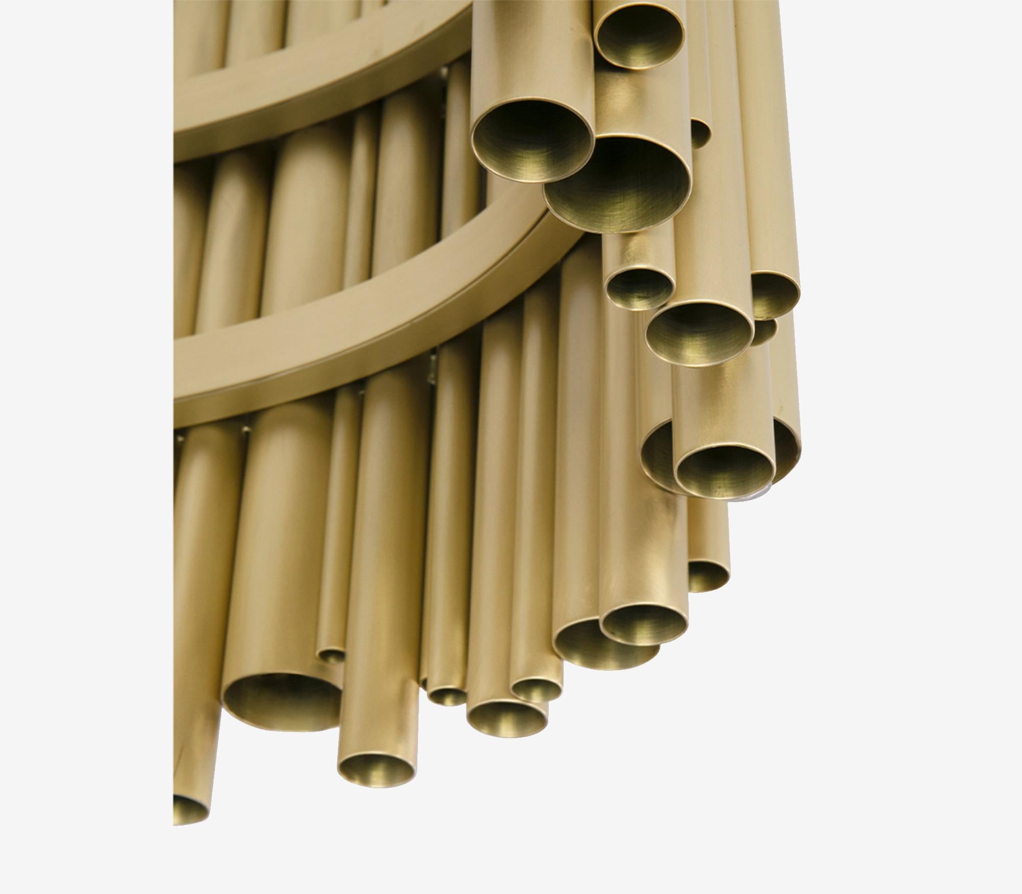 La lámpara de araña moderna de mediados de siglo Brubeck está inspirada en uno de los máximos exponentes del cool jazz: Dave Brubeck. Este diseño de iluminación único representa la sofisticación y la delicadeza del pianista de jazz estadounidense,