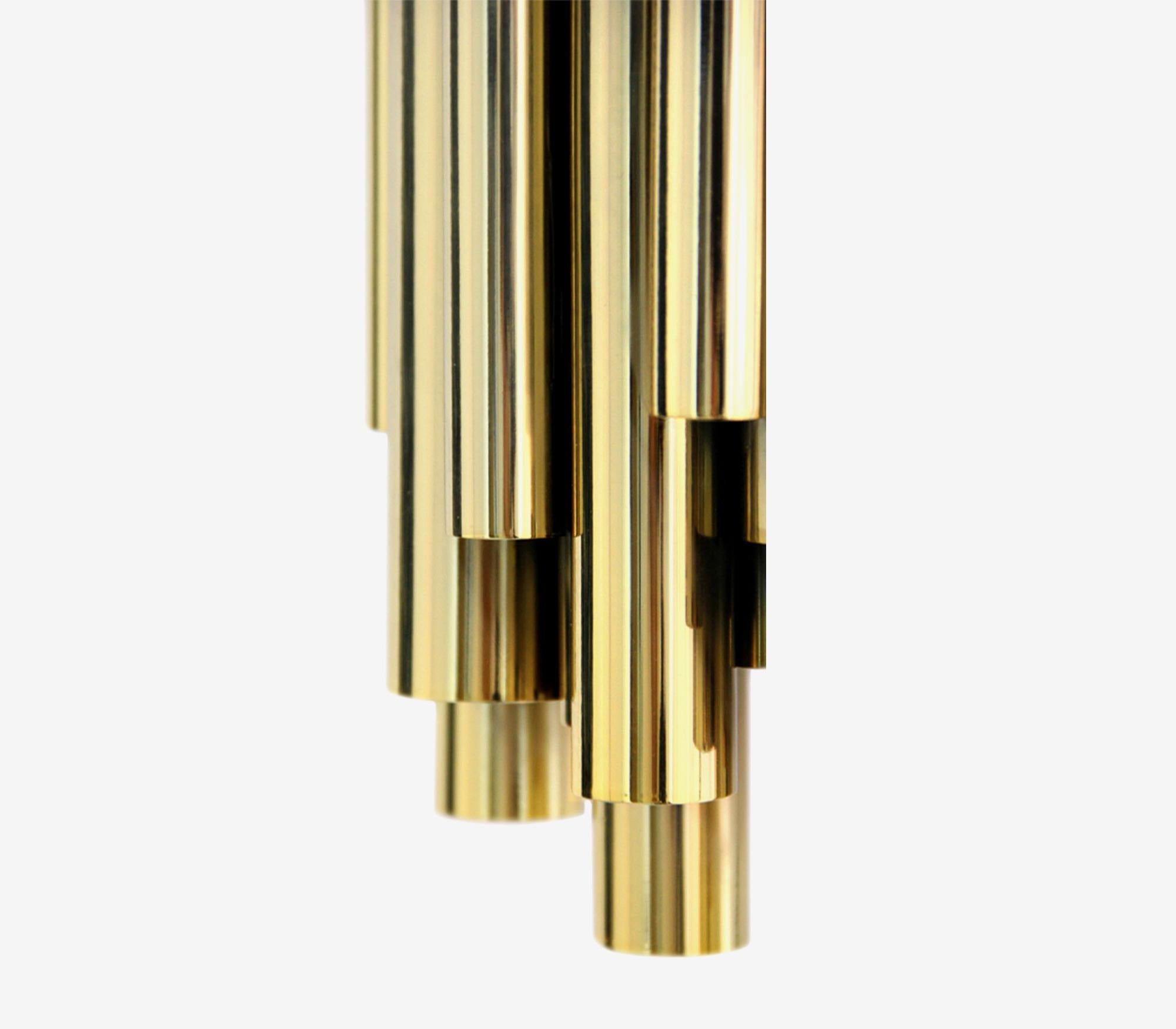 Lujo y art decó son sinónimos de este diseño de iluminación de apliques Brubeck. Inspirado en el intemporal instrumento musical que es el órgano de tubos y en uno de los máximos exponentes del jazz, Dave Brubeck, este lujoso aplique de pared es toda