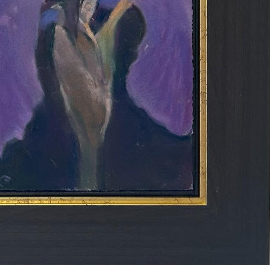 Mai-Schwertlilie (2025), Realistische violette Schwertlilie, Nahaufnahme Blumenstillleben Pastellmalerei (Realismus), Painting, von Bruce A Gómez