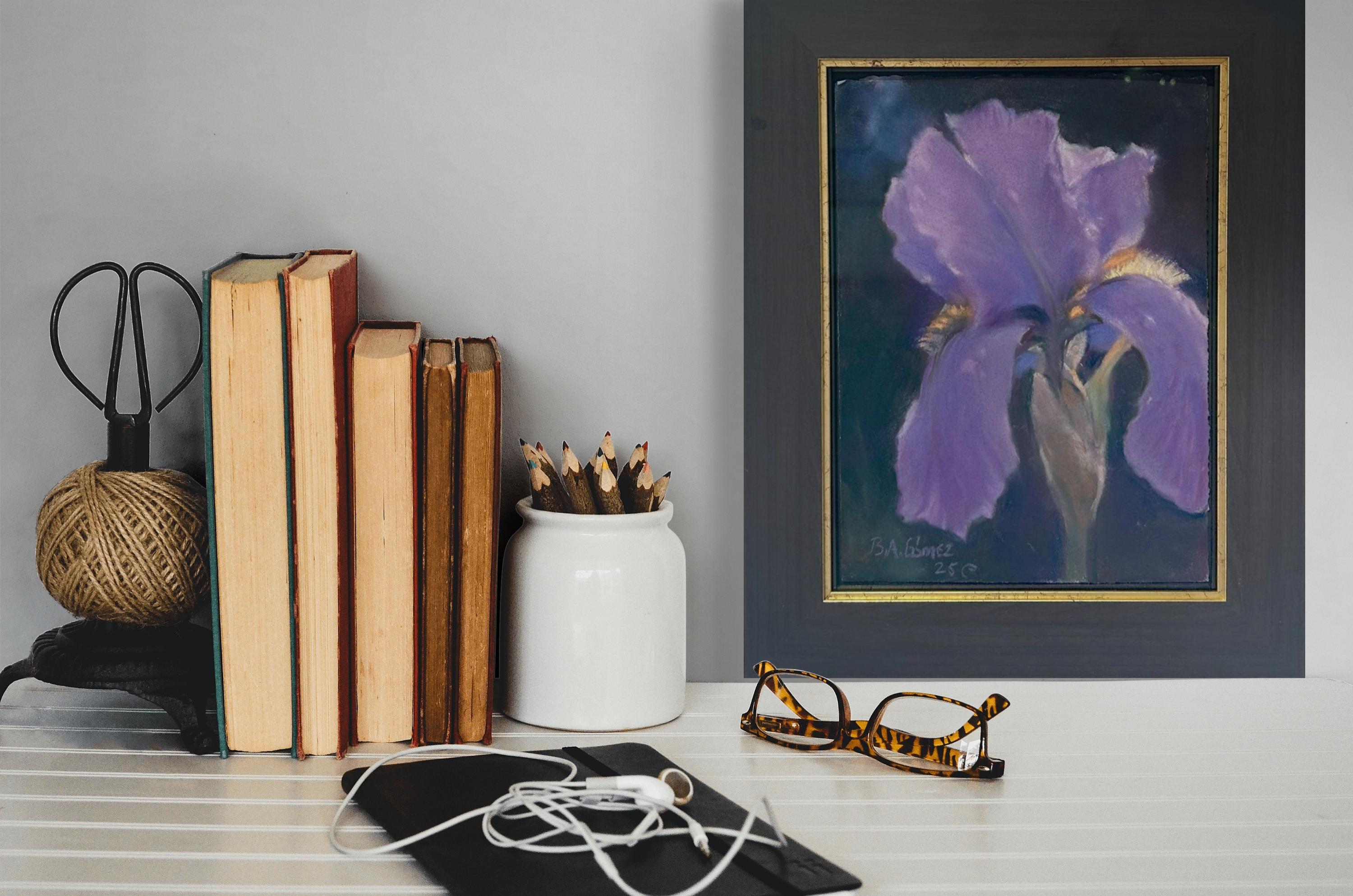 Mai-Schwertlilie (2025), Realistische violette Schwertlilie, Nahaufnahme Blumenstillleben Pastellmalerei im Angebot 1