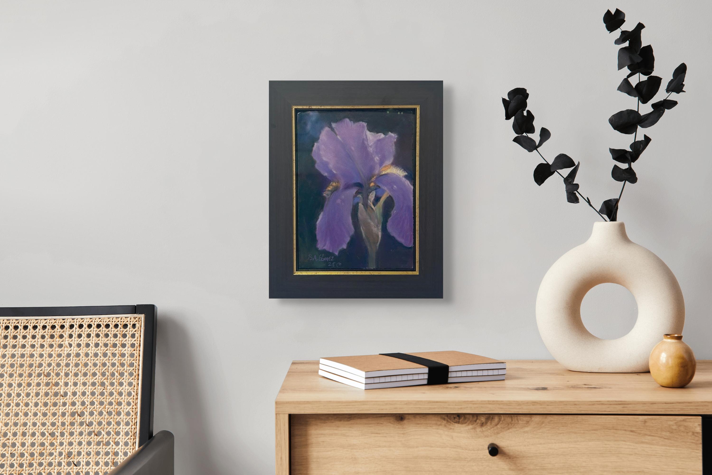 Mai-Schwertlilie (2025), Realistische violette Schwertlilie, Nahaufnahme Blumenstillleben Pastellmalerei im Angebot 2