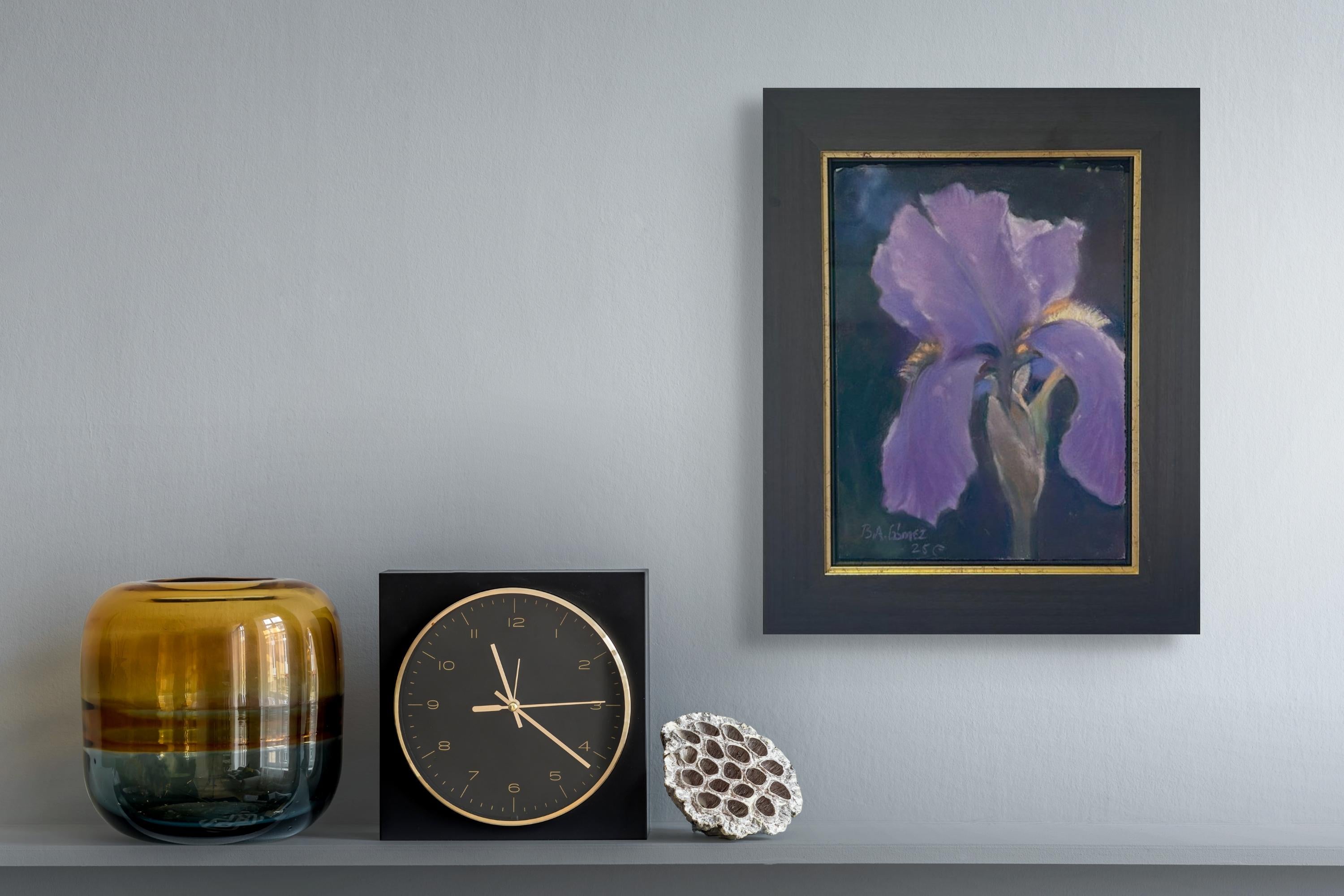 Mai-Schwertlilie (2025), Realistische violette Schwertlilie, Nahaufnahme Blumenstillleben Pastellmalerei im Angebot 3