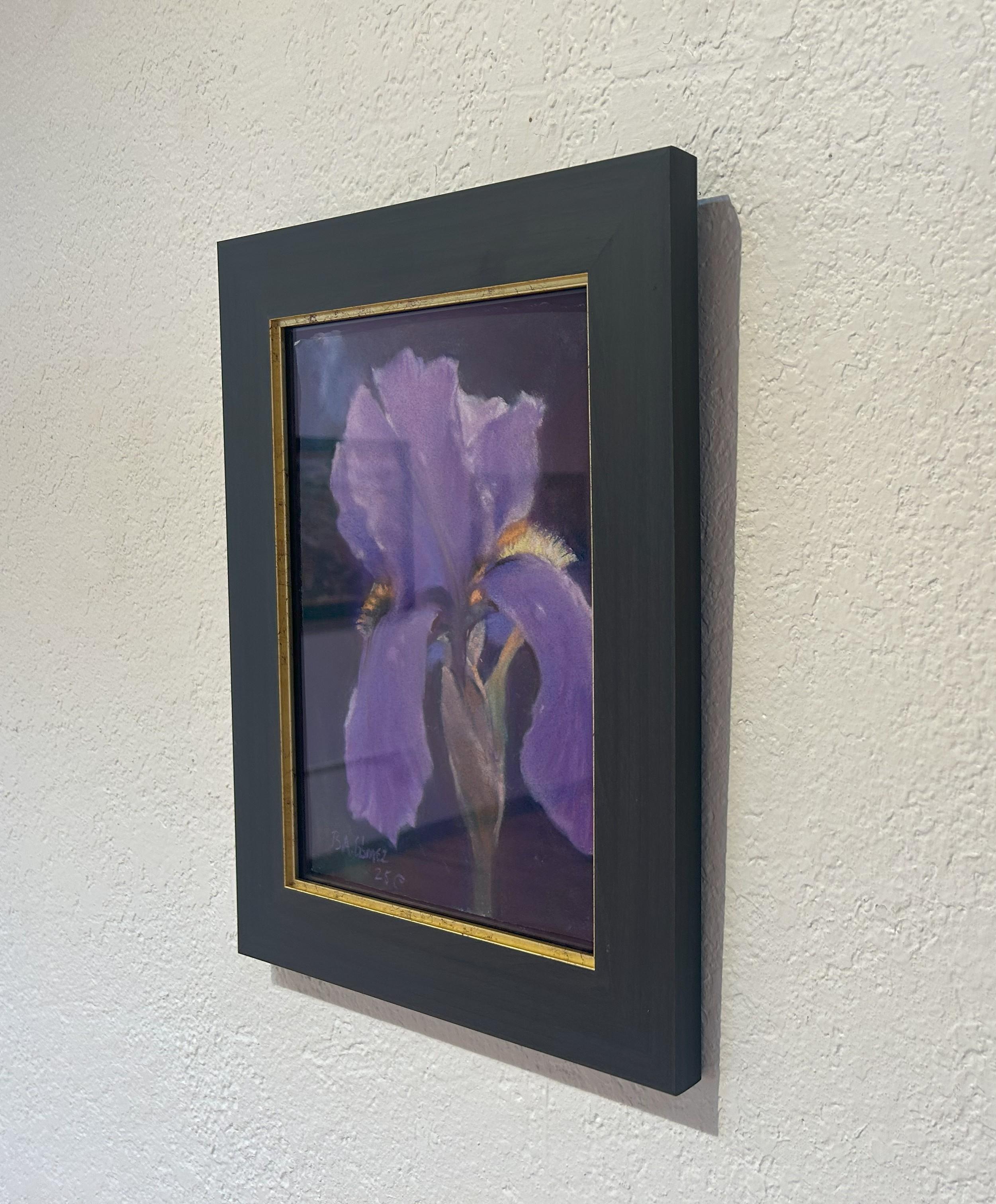 Mai-Schwertlilie (2025), Realistische violette Schwertlilie, Nahaufnahme Blumenstillleben Pastellmalerei im Angebot 4