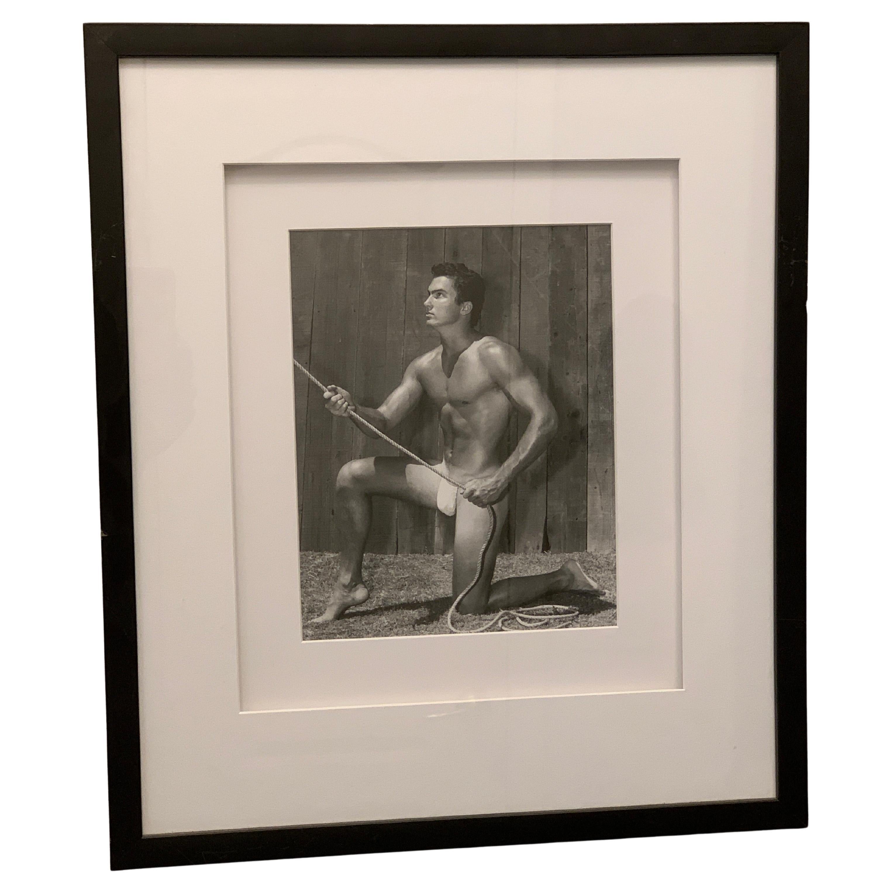 Issue d'une importante collection de photographies de physique masculin et de Billing datant de plus de 25 ans, l'image n° 7 du beau modèle masculin Bill Gregory. Imprimées dans les années 1960, elles sont toutes signées par le Studio du temps de M.