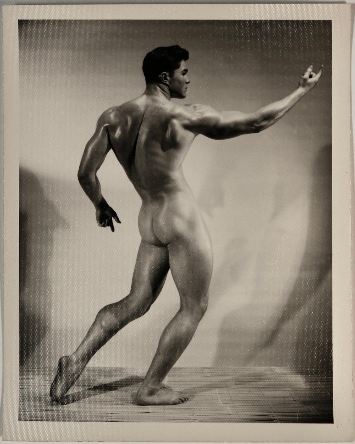 Bruce Bellas Vintage 1950er Jahre Foto-Set aus 5 männlichen Physique-Modellen, Bob McKim (Braun), Nude Photograph, von Bruce Bellas / Bruce of Los Angeles
