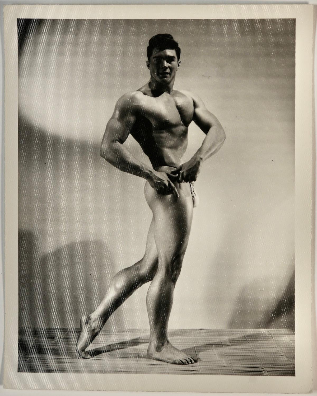 Bruce of LA - Serie von 5 authentischen Vintage 1950s Silbergelatine männlichen Körperbau Fotografien von famed 20. Jahrhundert Fotograf Bruce Bellas auch bekannt als Bruce of Los Angeles. Modell ist Bob McKim.

Bruce Harry Bellas (7. Juli 1909 -