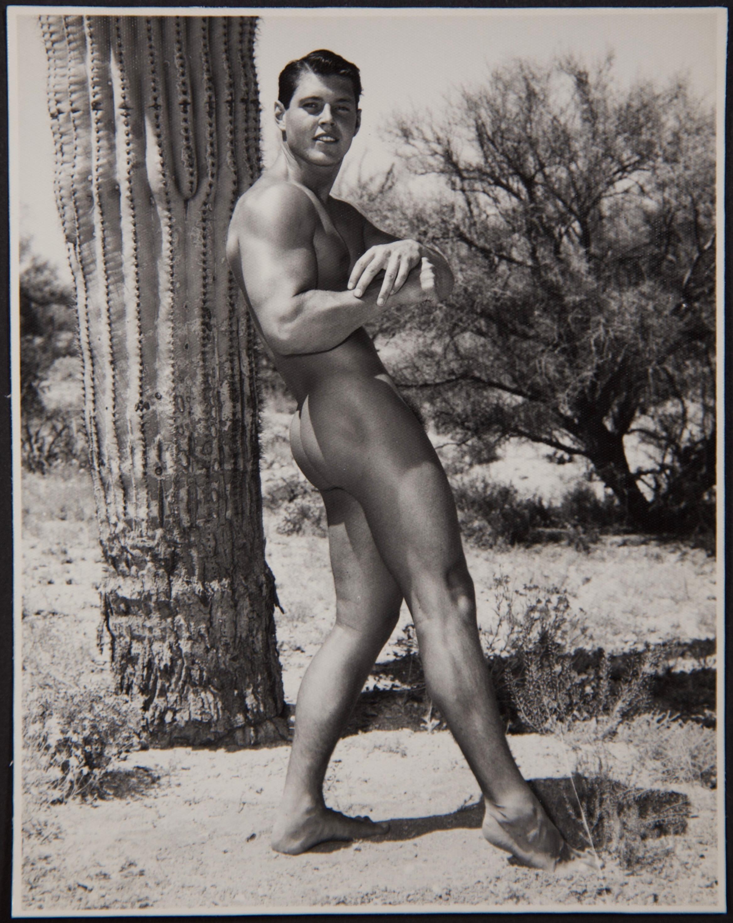 Photos de physique masculin des années 1950 de Bruce Bellas - Ed Lincoln et Jim Drinkward - Après-guerre Photograph par Bruce Bellas / Bruce of Los Angeles