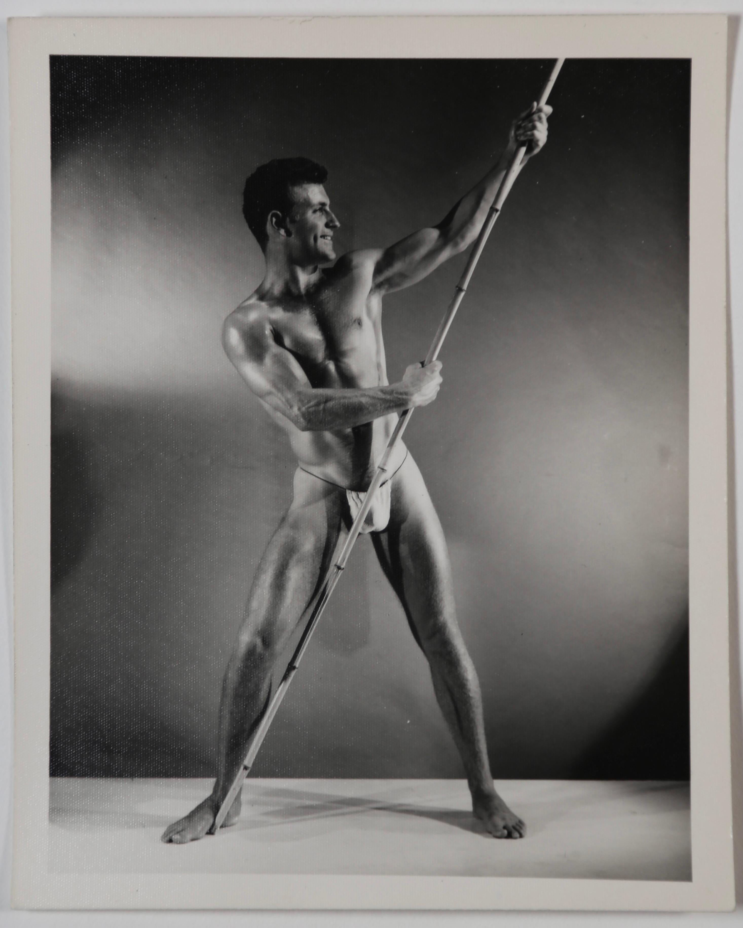 BRUCE BELLAS Vintage 1950er Jahre Foto des männlichen Physique-Modells JOHN HACKETT – Photograph von Bruce Bellas / Bruce of Los Angeles
