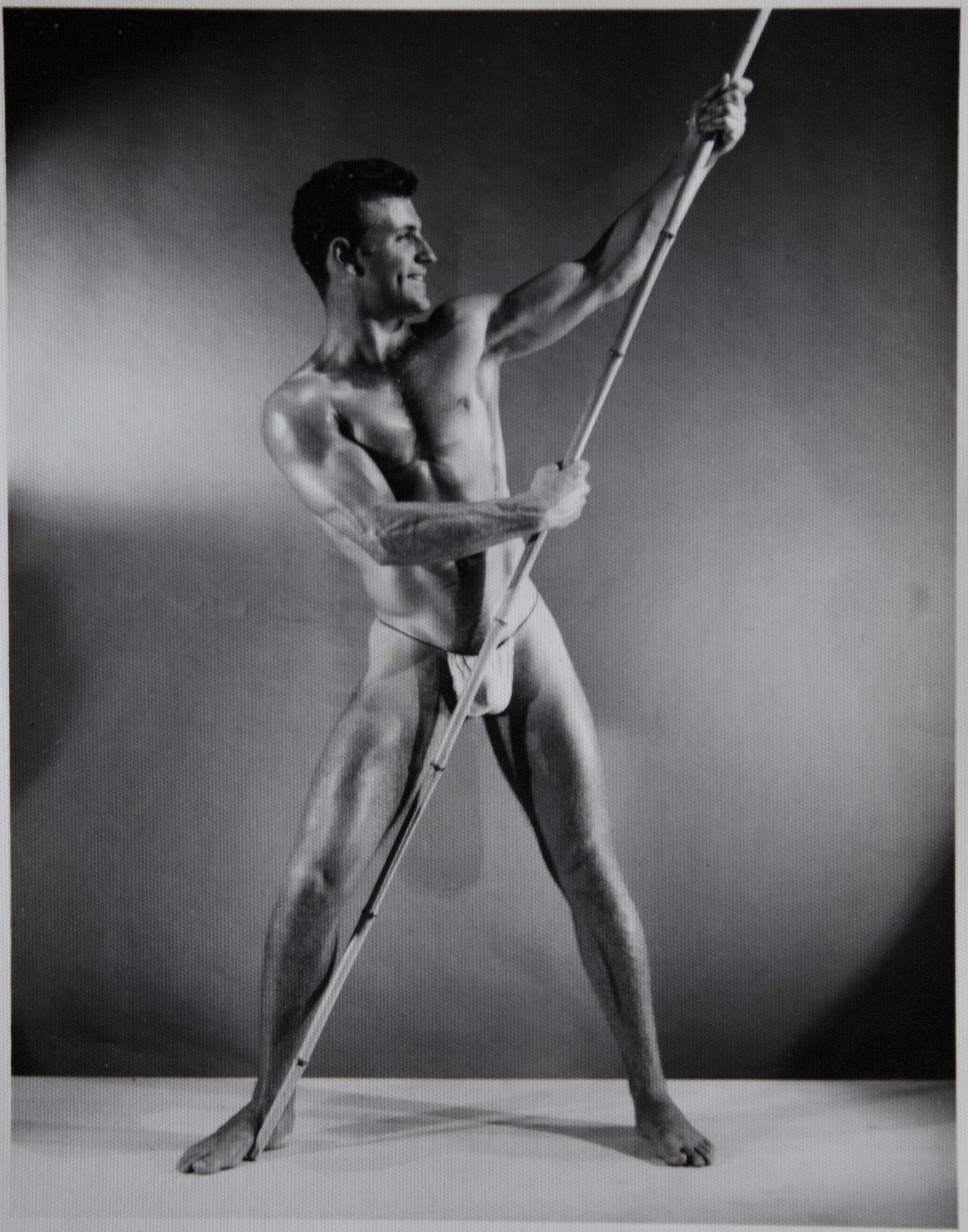 BRUCE BELLAS Foto vintage de los años 50 del modelo masculino JOHN HACKETT