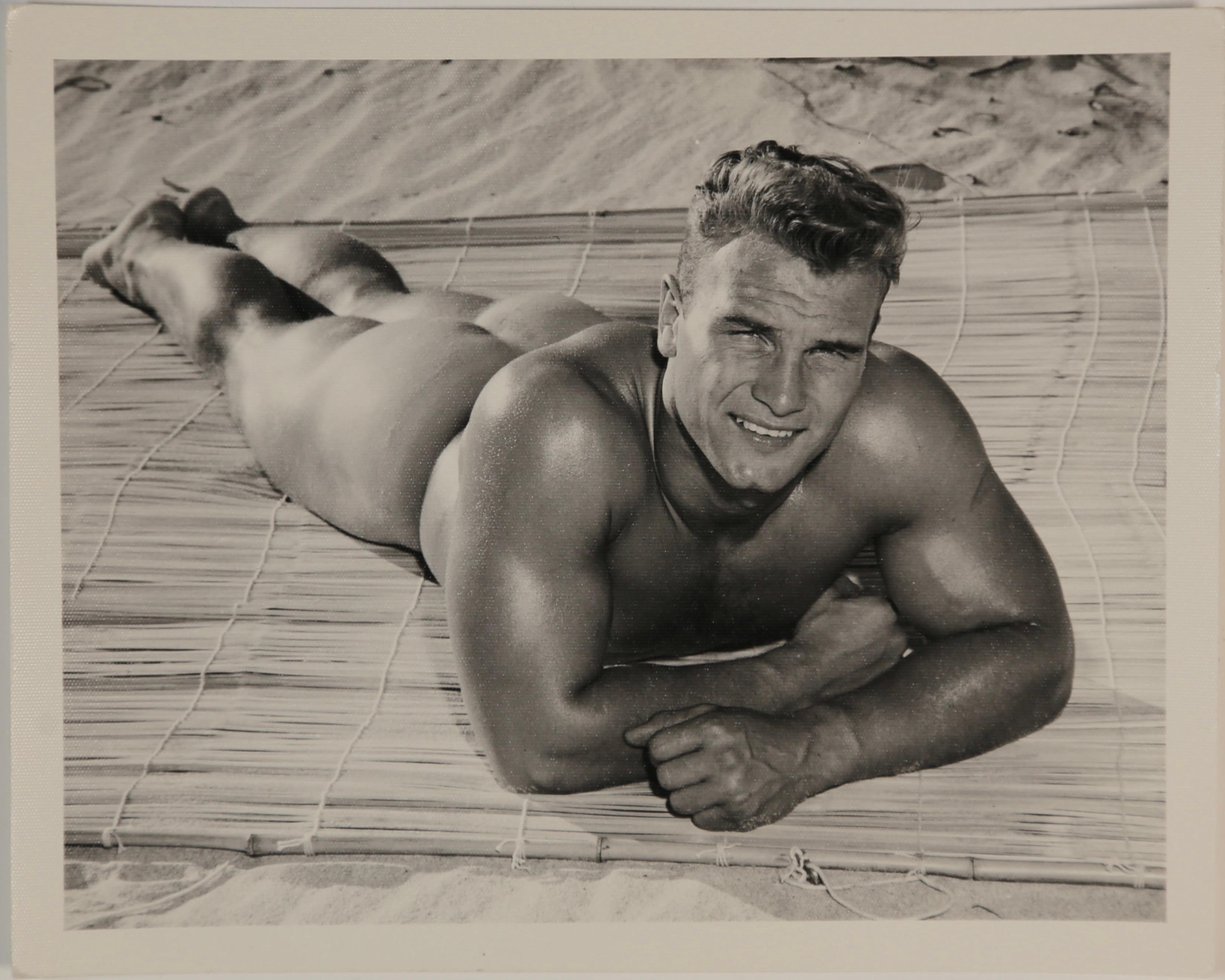 BRUCE BELLAS Photo vintage des années 1950 du modèle physique masculin ROBERT KENDALL - Photograph de Bruce Bellas / Bruce of Los Angeles