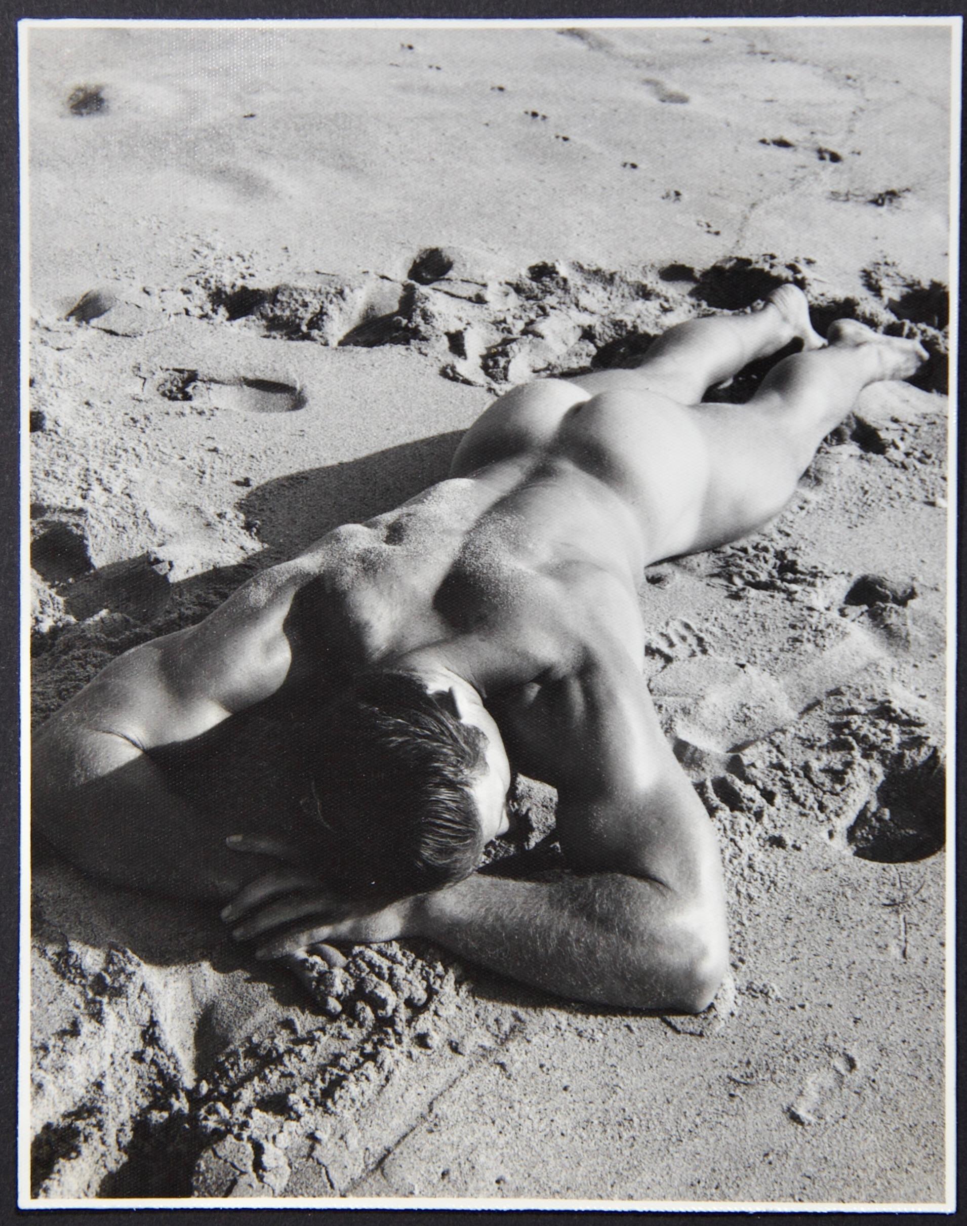Bruce Bellas Conjunto de fotos vintage de los años 50 del modelo masculino Bob McCune - Photograph De la posguerra de Bruce Bellas / Bruce of Los Angeles
