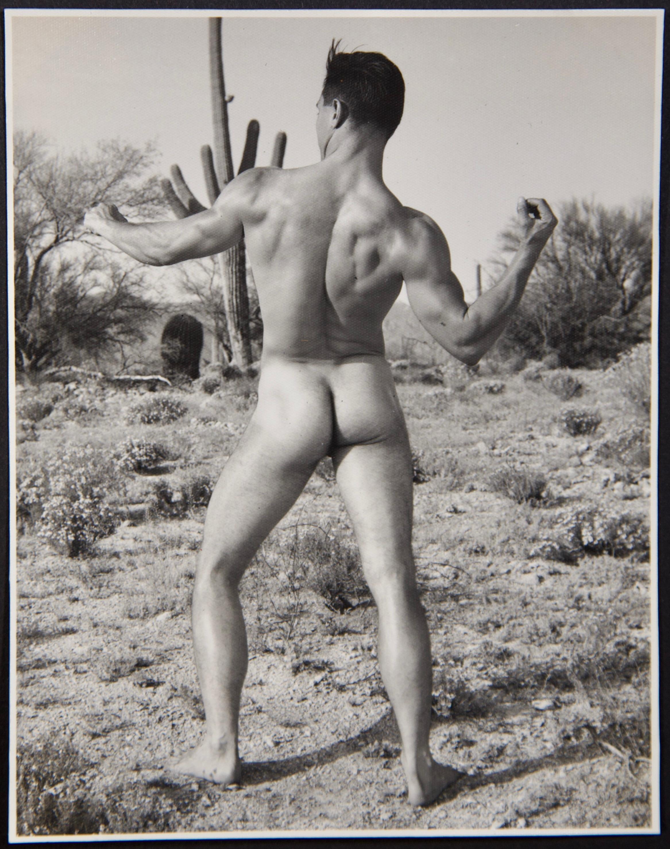 Bruce Bellas Vintage 1950s Photo Set of Male Physique model Perry Peters - Après-guerre Photograph par Bruce Bellas / Bruce of Los Angeles