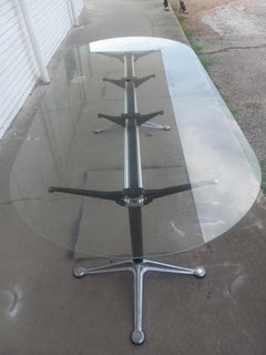 Tavolo da pranzo con base in alluminio Bruce Burdict con piano in vetro Racetrack