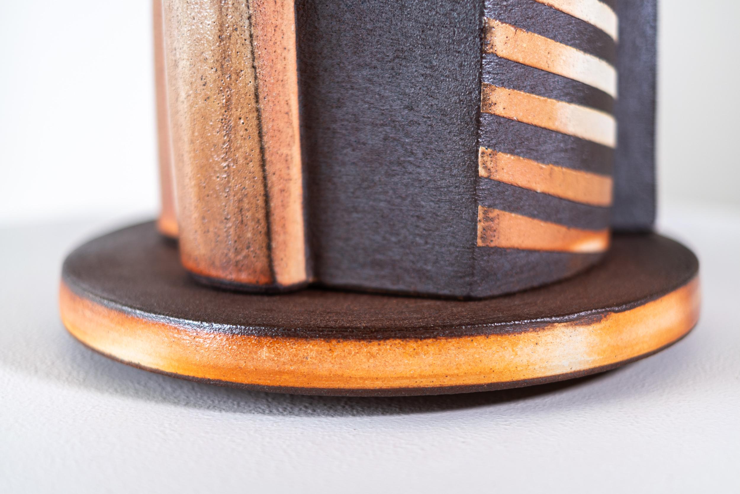 Composite Vessel with Stripes - sculpture abstraite, émaillée, en céramique, en forme de vaisseau en vente 3