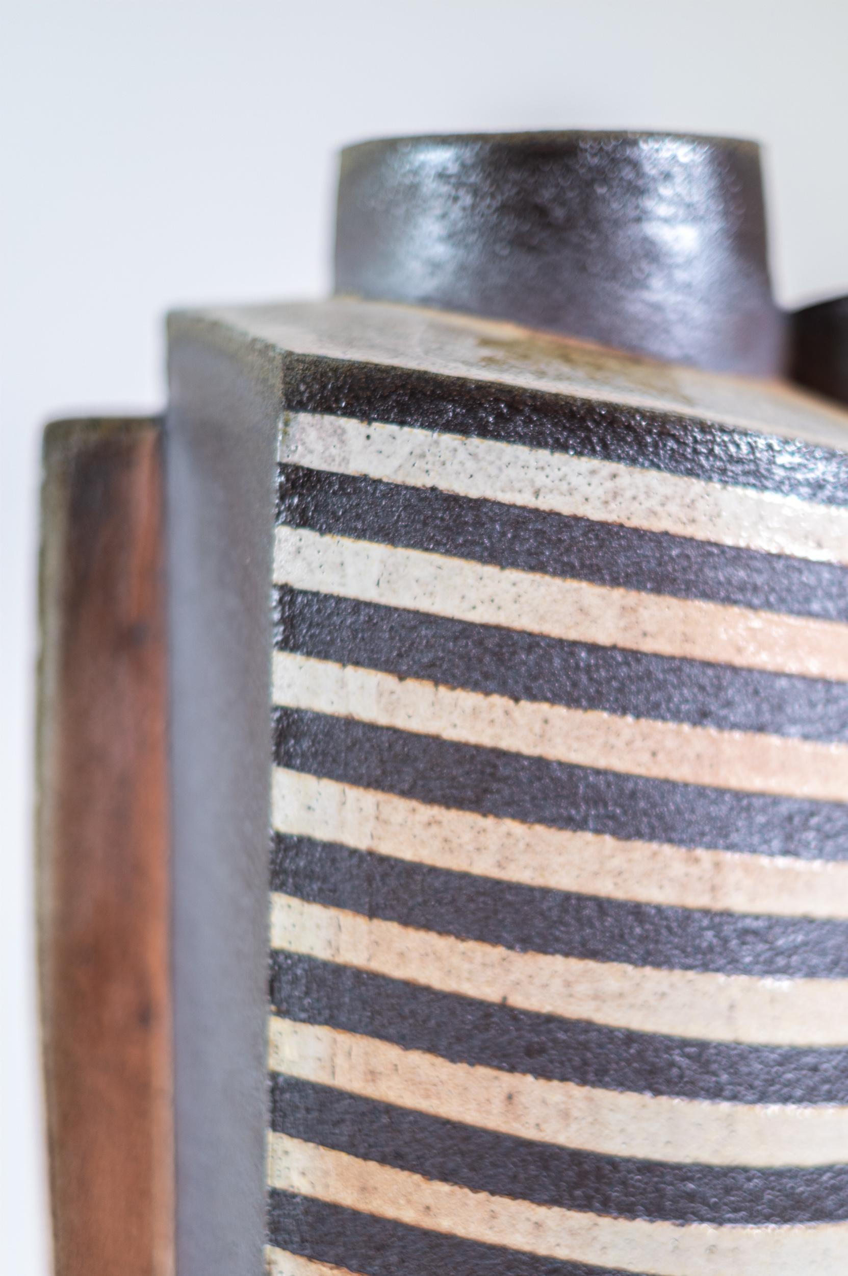 Composite Vessel with Stripes - sculpture abstraite, émaillée, en céramique, en forme de vaisseau en vente 4