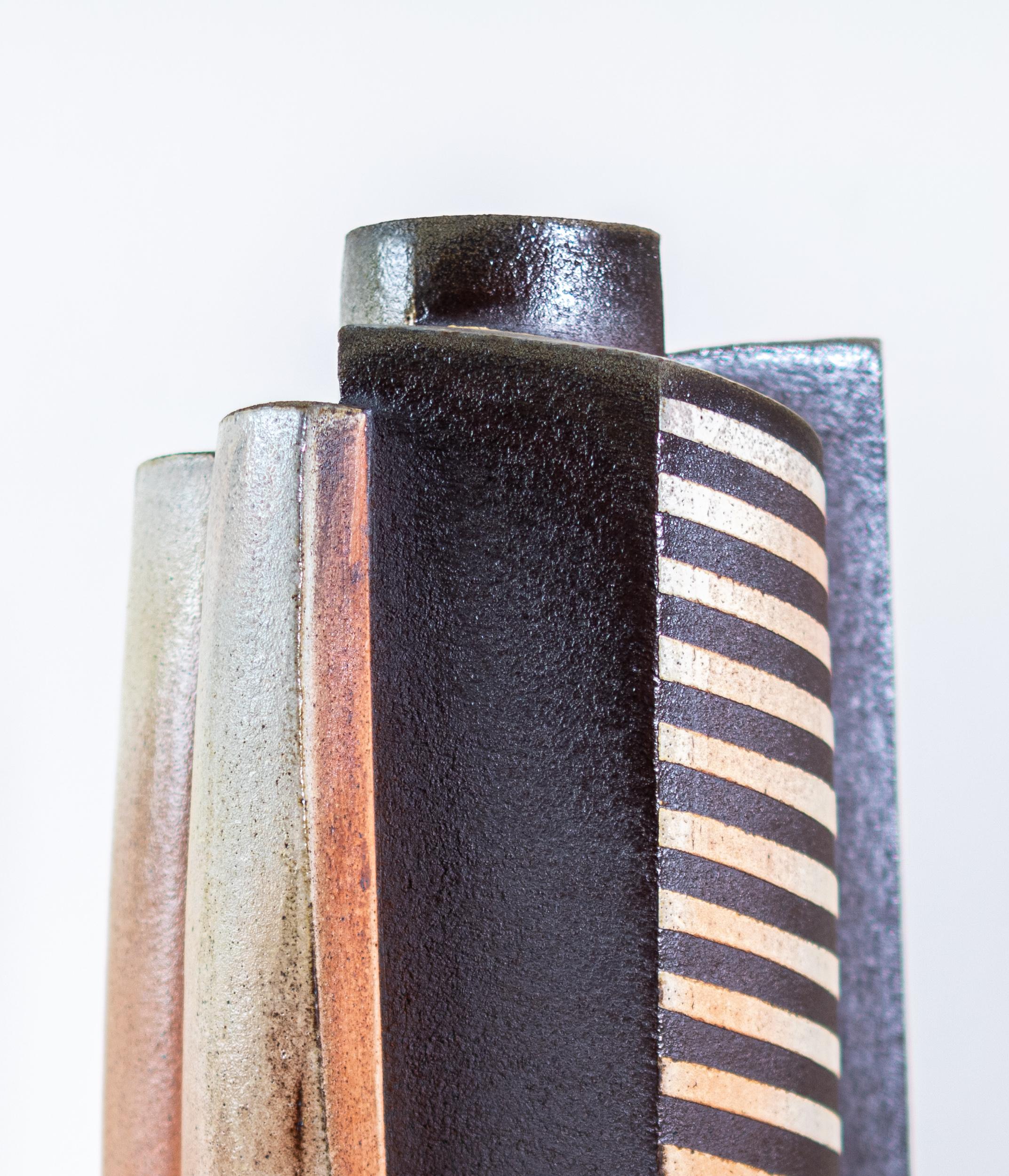 Composite Vessel with Stripes - sculpture abstraite, émaillée, en céramique, en forme de vaisseau en vente 5