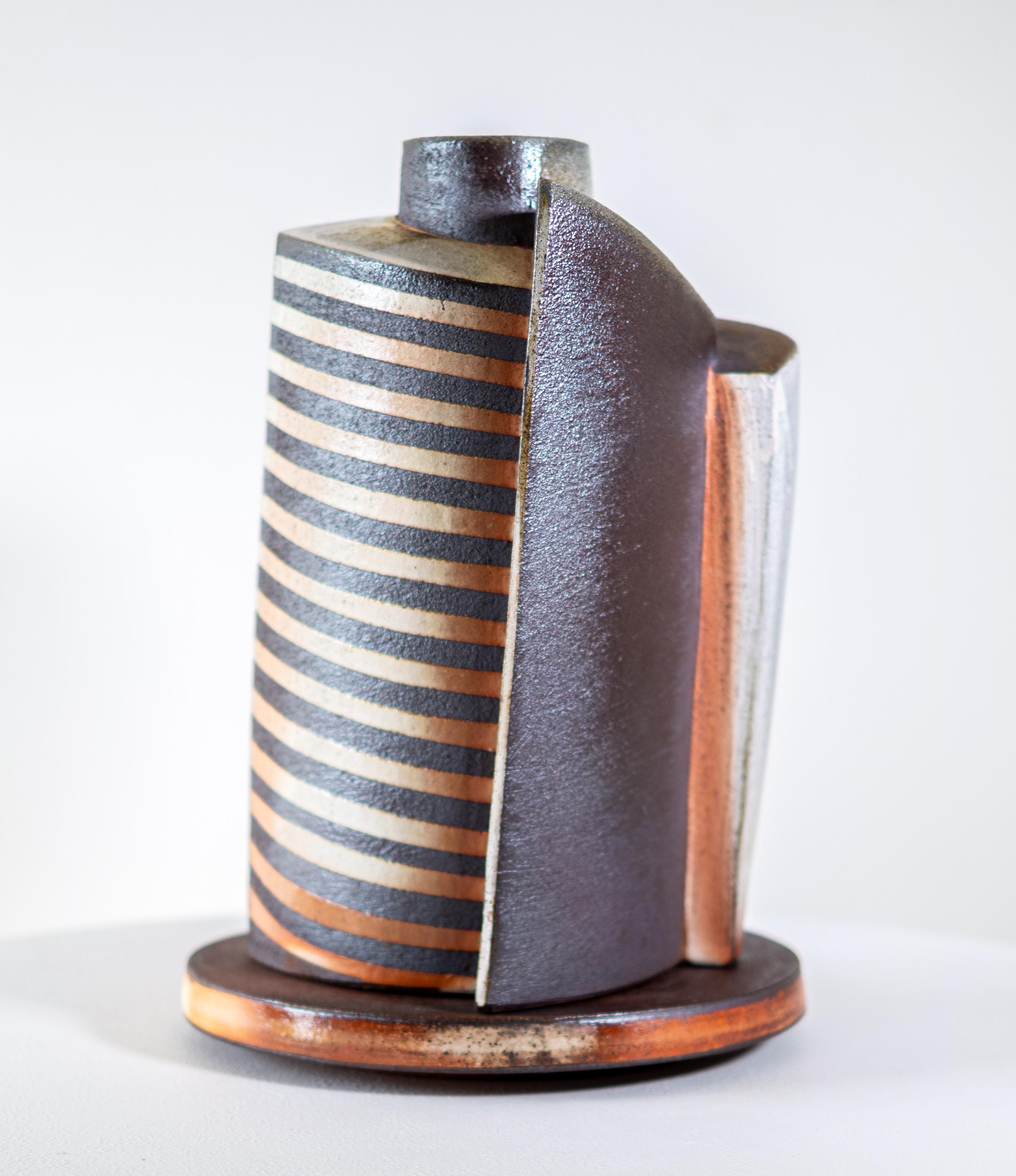 Composite Vessel with Stripes - sculpture abstraite, émaillée, en céramique, en forme de vaisseau