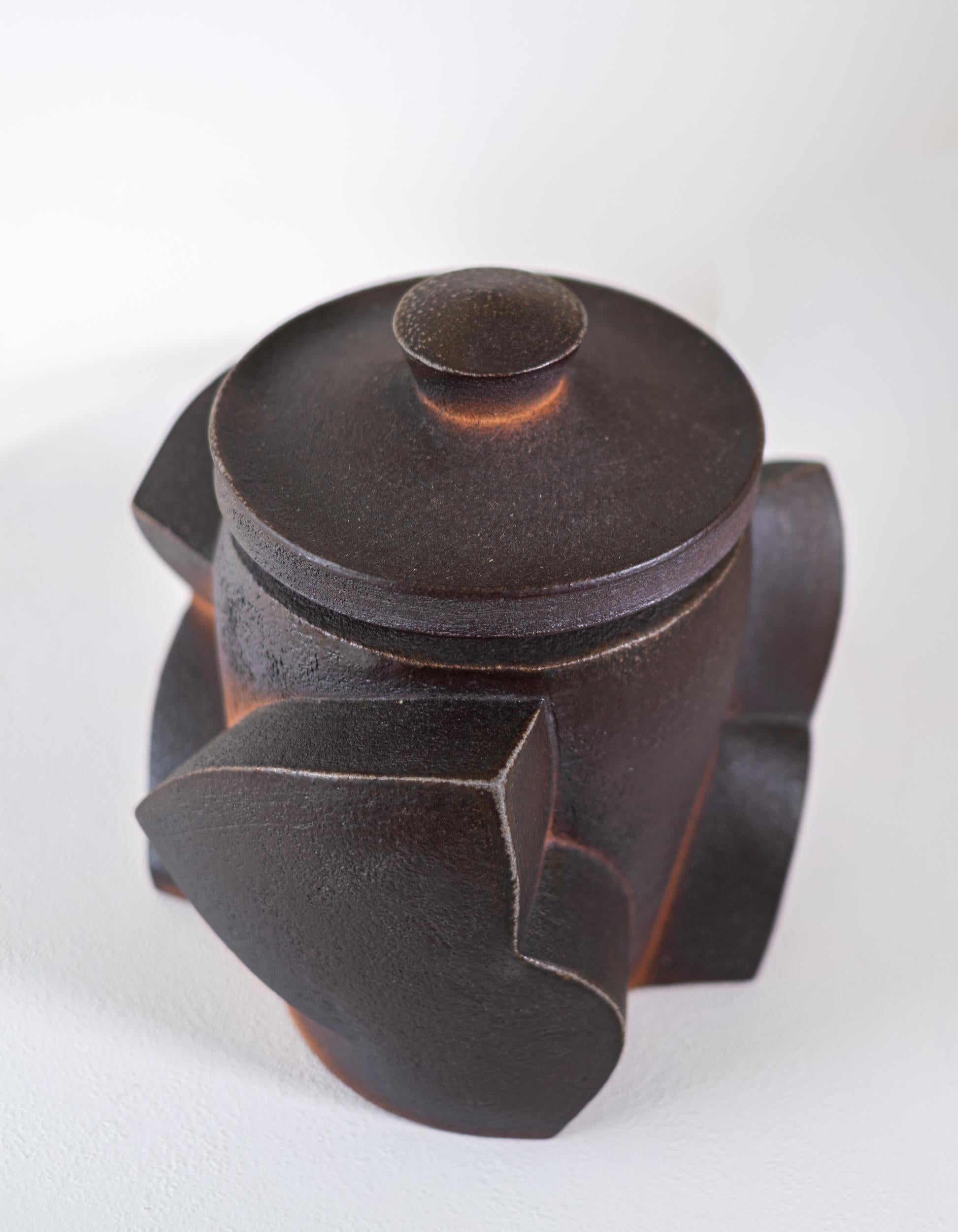 Vase en relief couvert I - abstrait, émaillé, céramique, sculpture en forme de vaisseau en vente 4