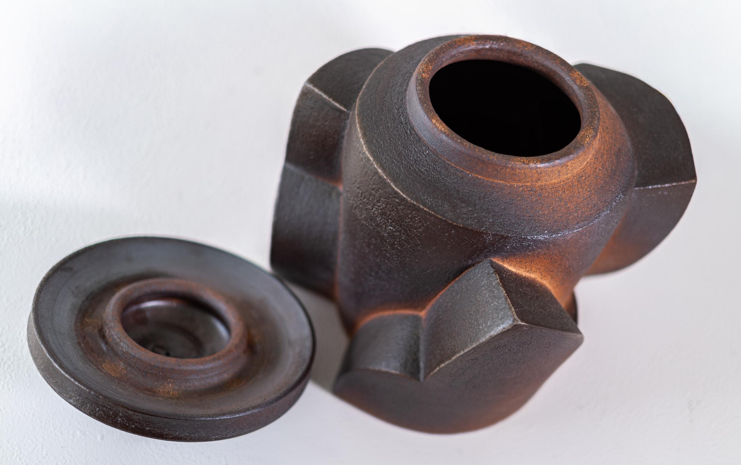 Vase en relief couvert I - abstrait, émaillé, céramique, sculpture en forme de vaisseau en vente 5