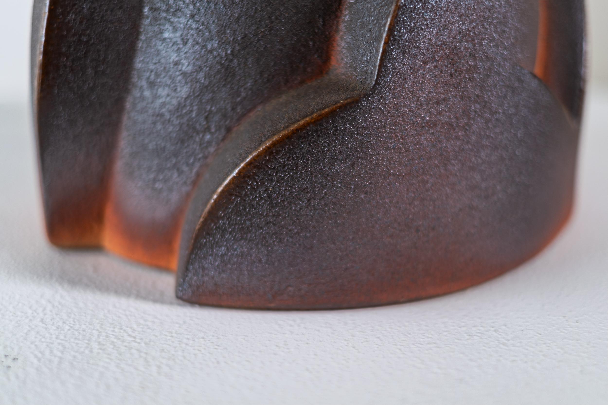 Vase en relief couvert II - abstrait, émaillé, céramique, sculpture de vaisseau en vente 3